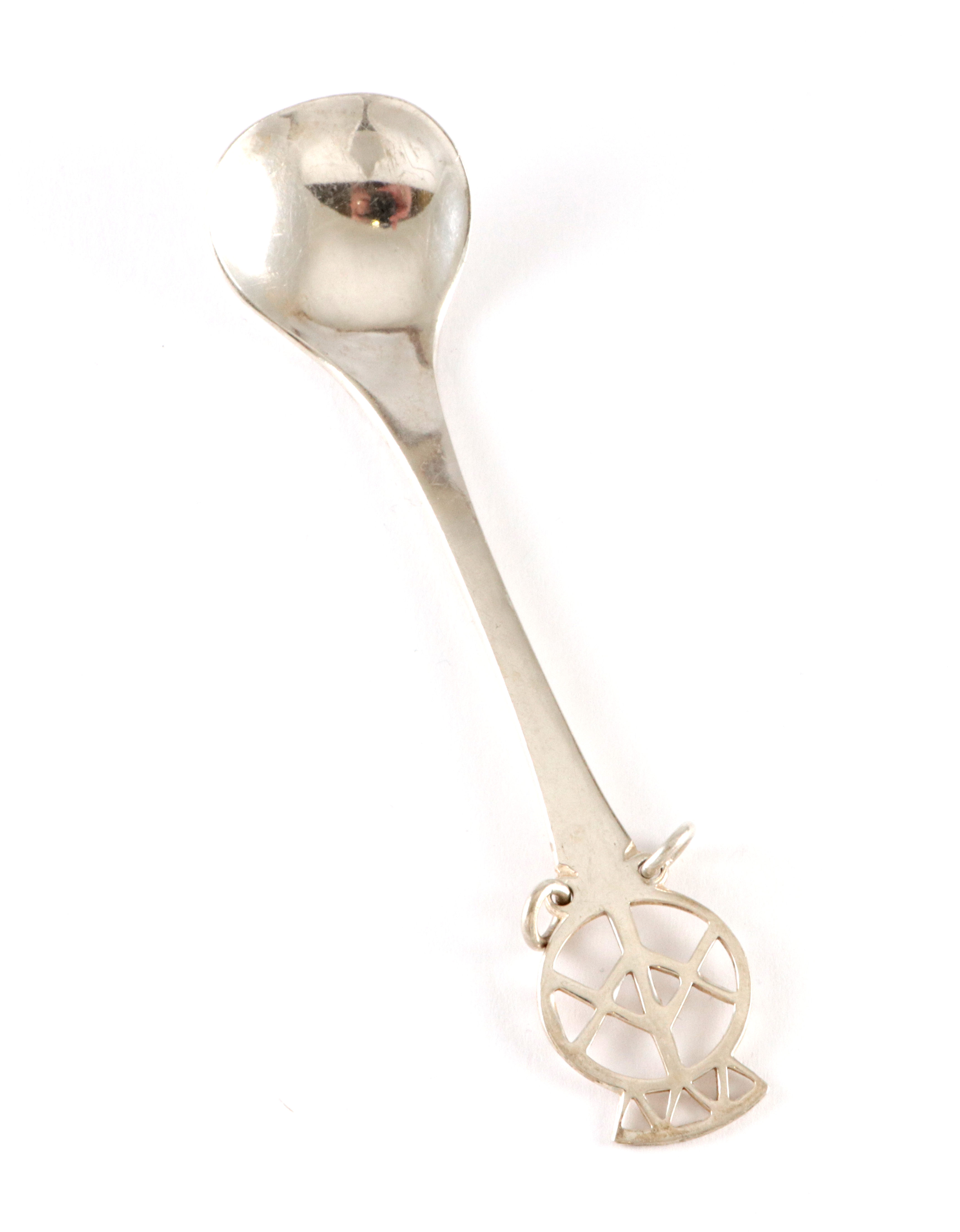 Samiskinpirert skje i sølv, produsert av Juhls.