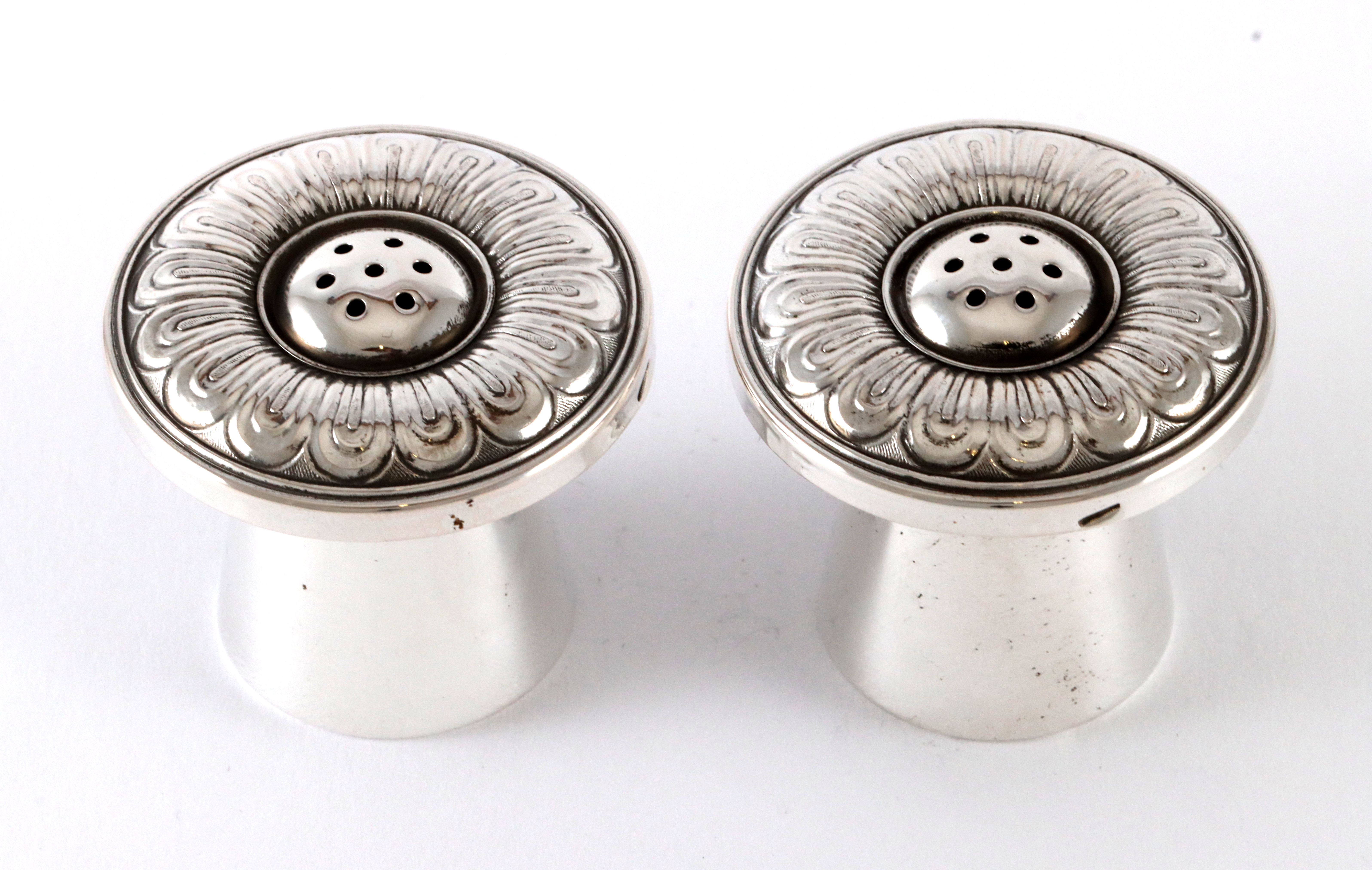 Salt&Pepperbøsser i sølv.