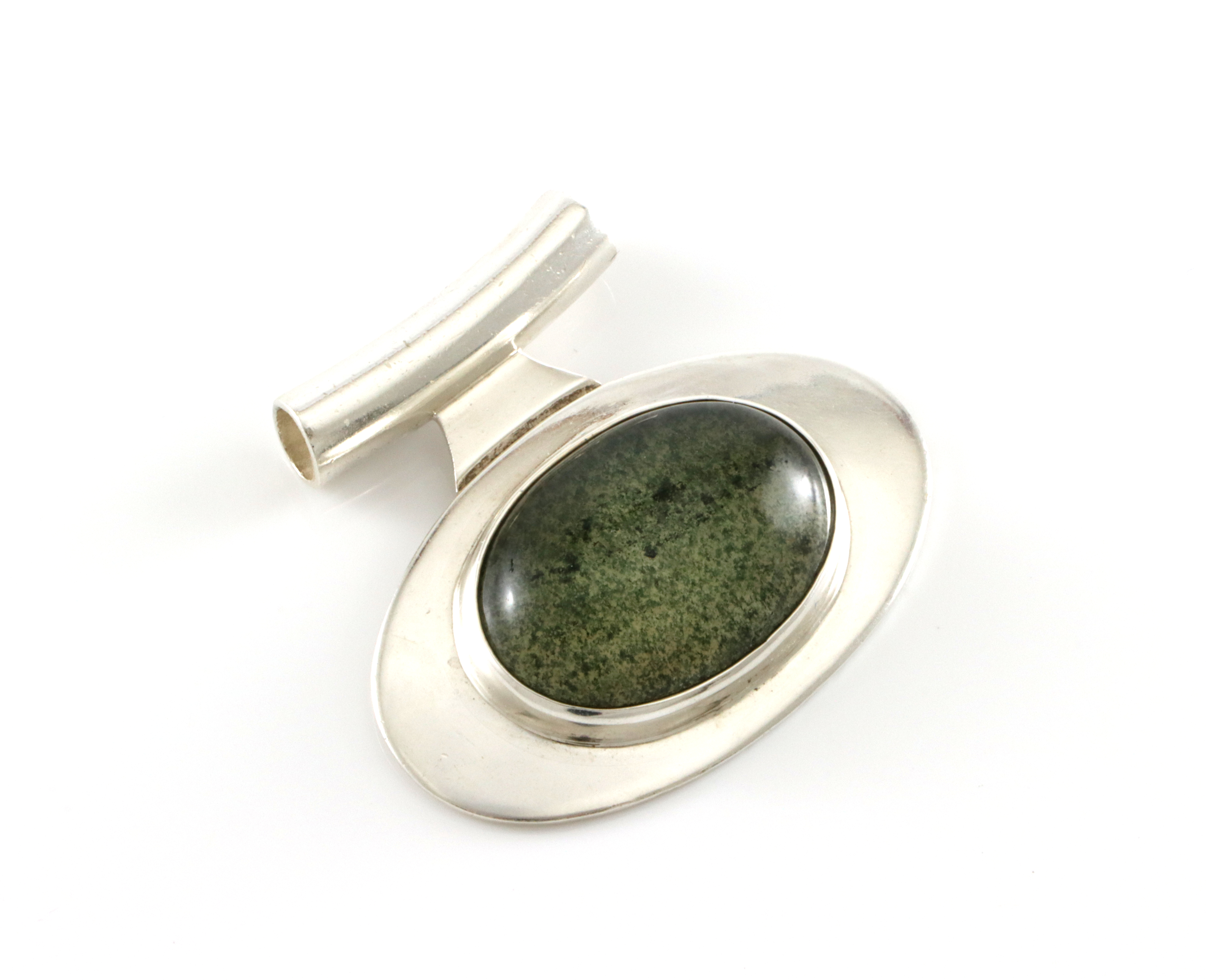 Anheng i sølv med grønn stein