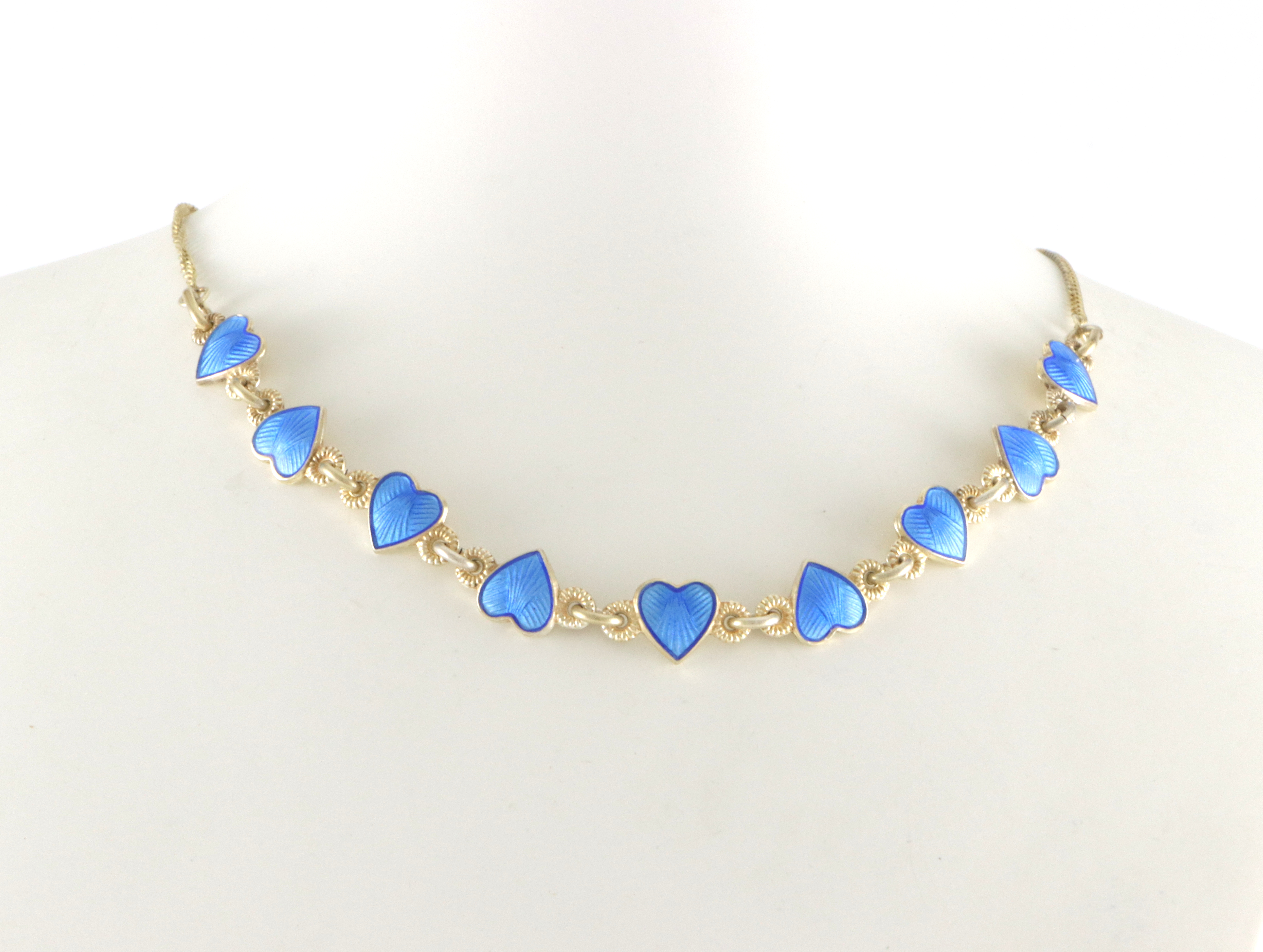 Emaljerte halskjeder i sølv