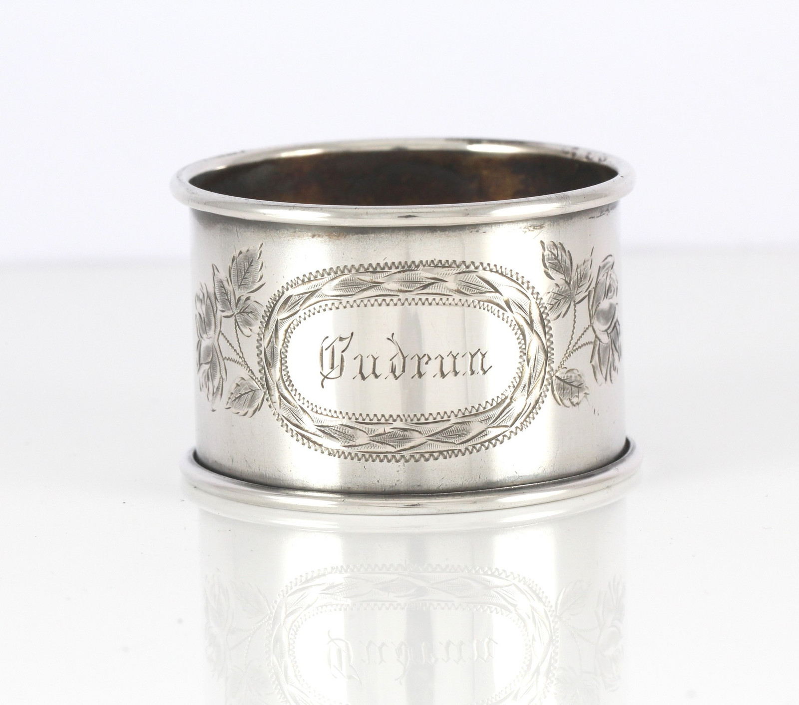 Graverte serviettringer i sølv