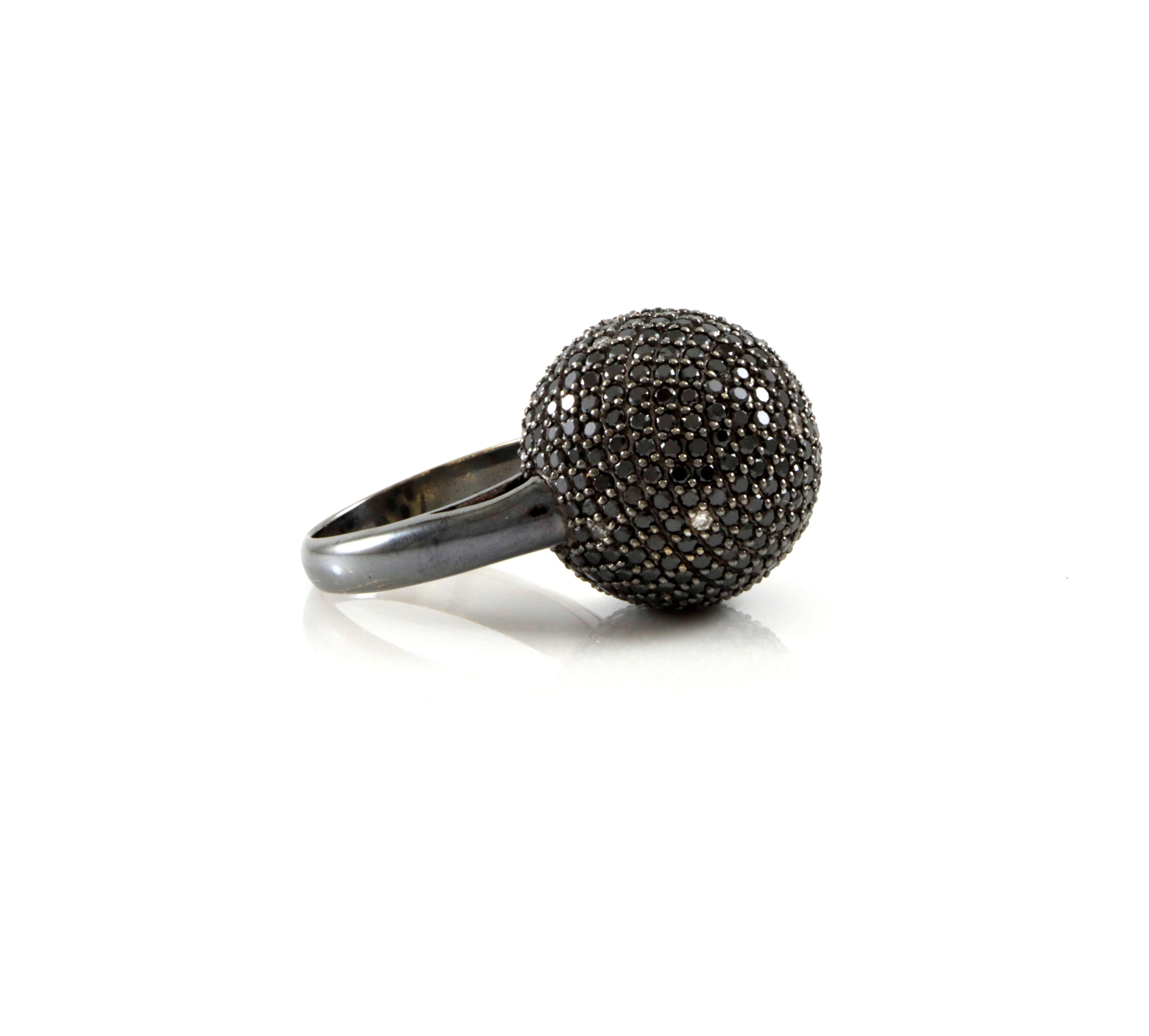 "Discokule". Ring med små svarte og hvite diamanter