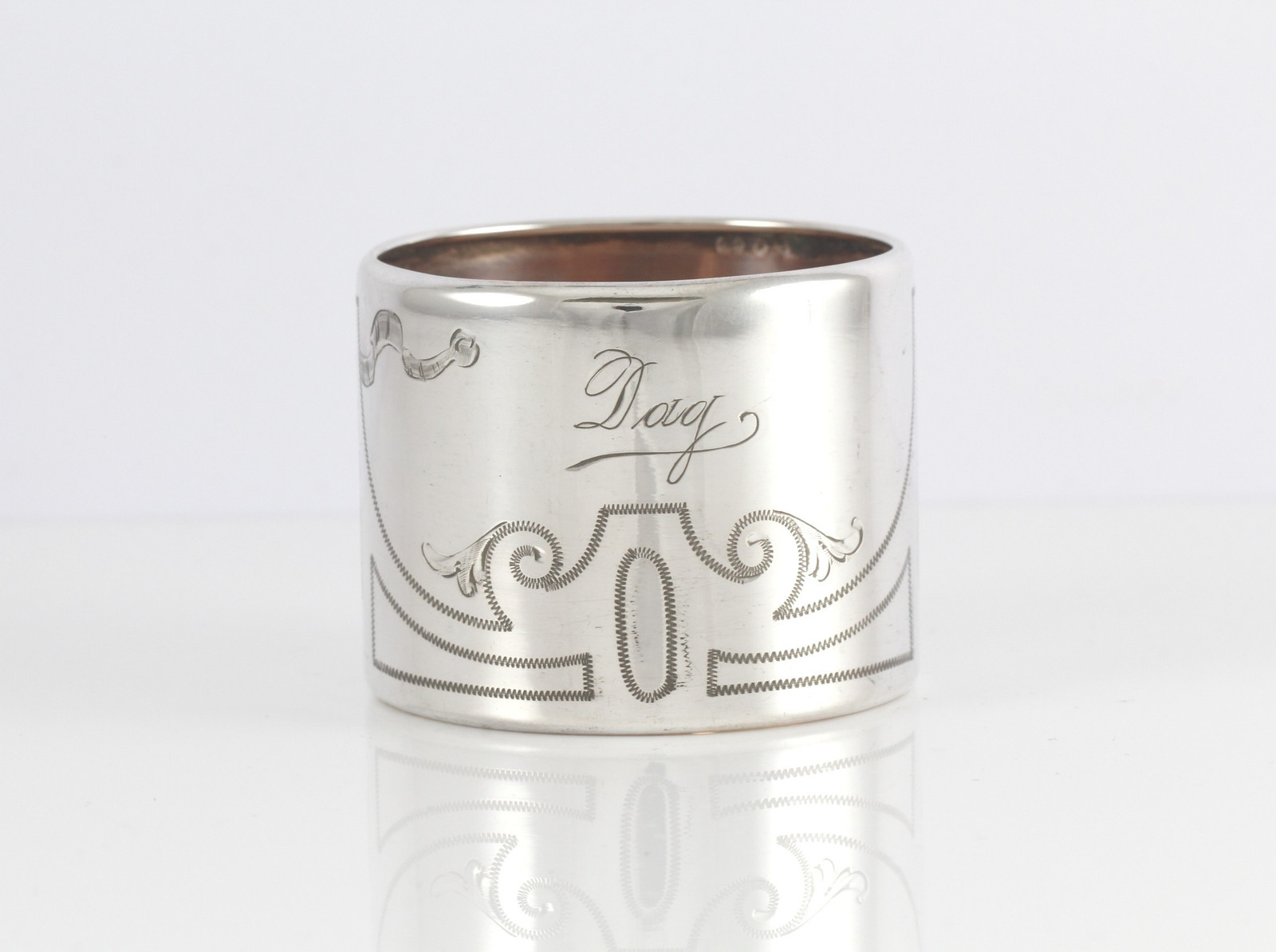 Graverte serviettringer i sølv