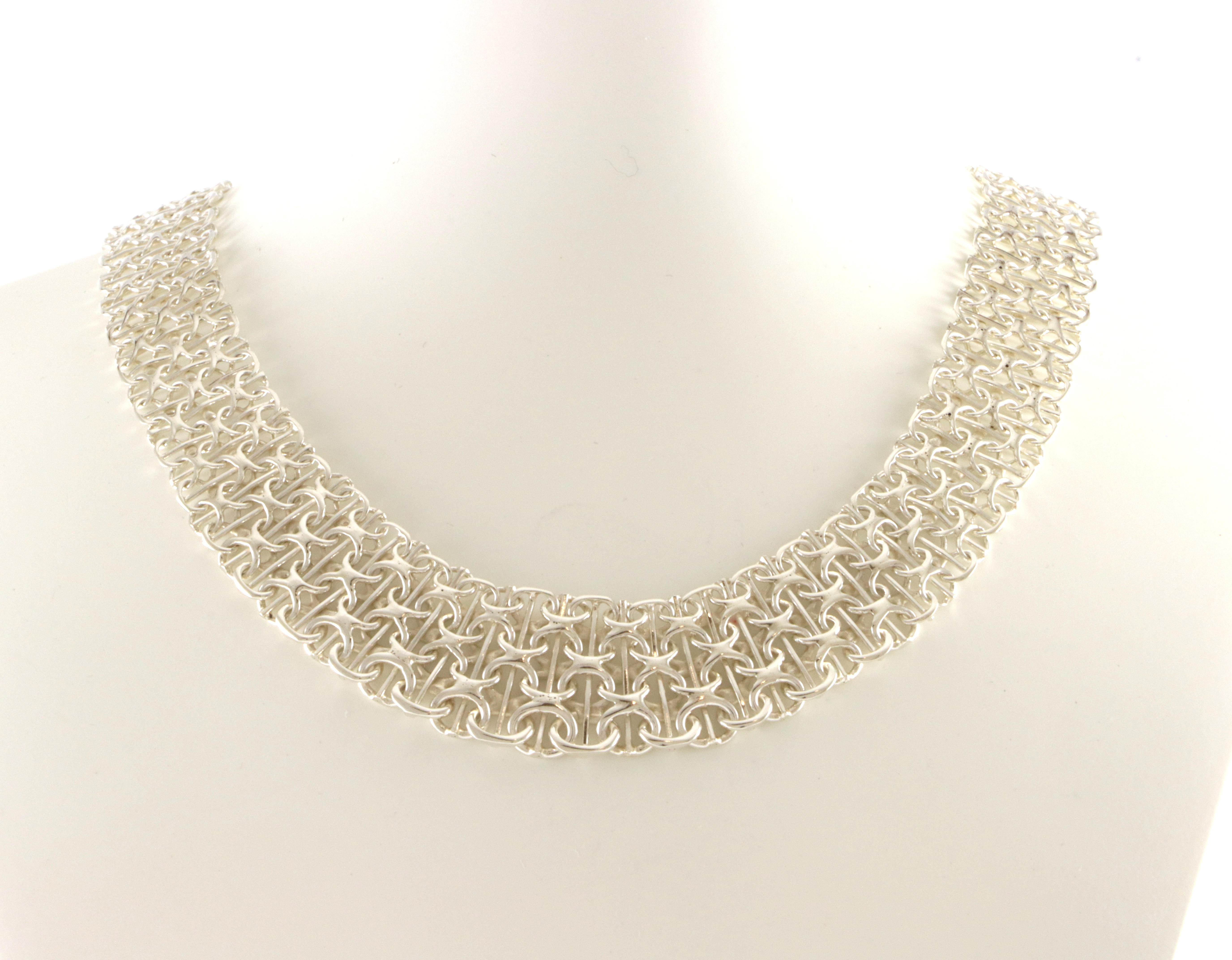 Halskjede i sølv. X med stav med forløp. 43 cm