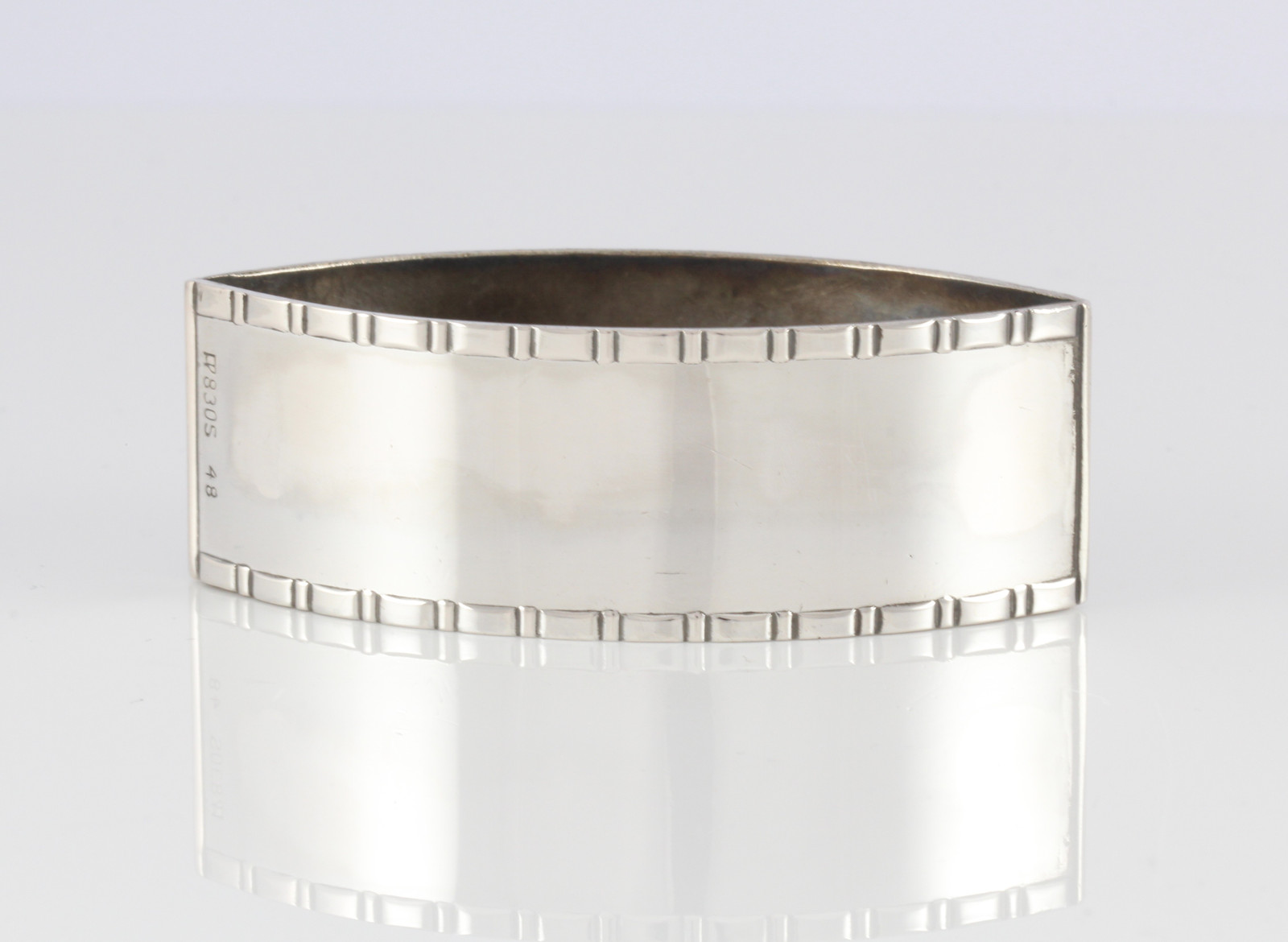 Graverte serviettringer i sølv