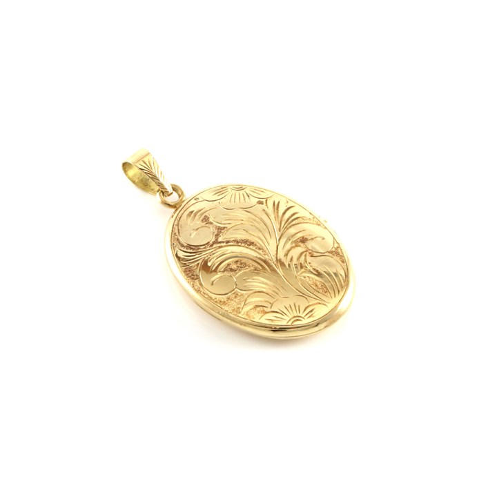 Stor medaljong med gravert mønster. Nils Elvik