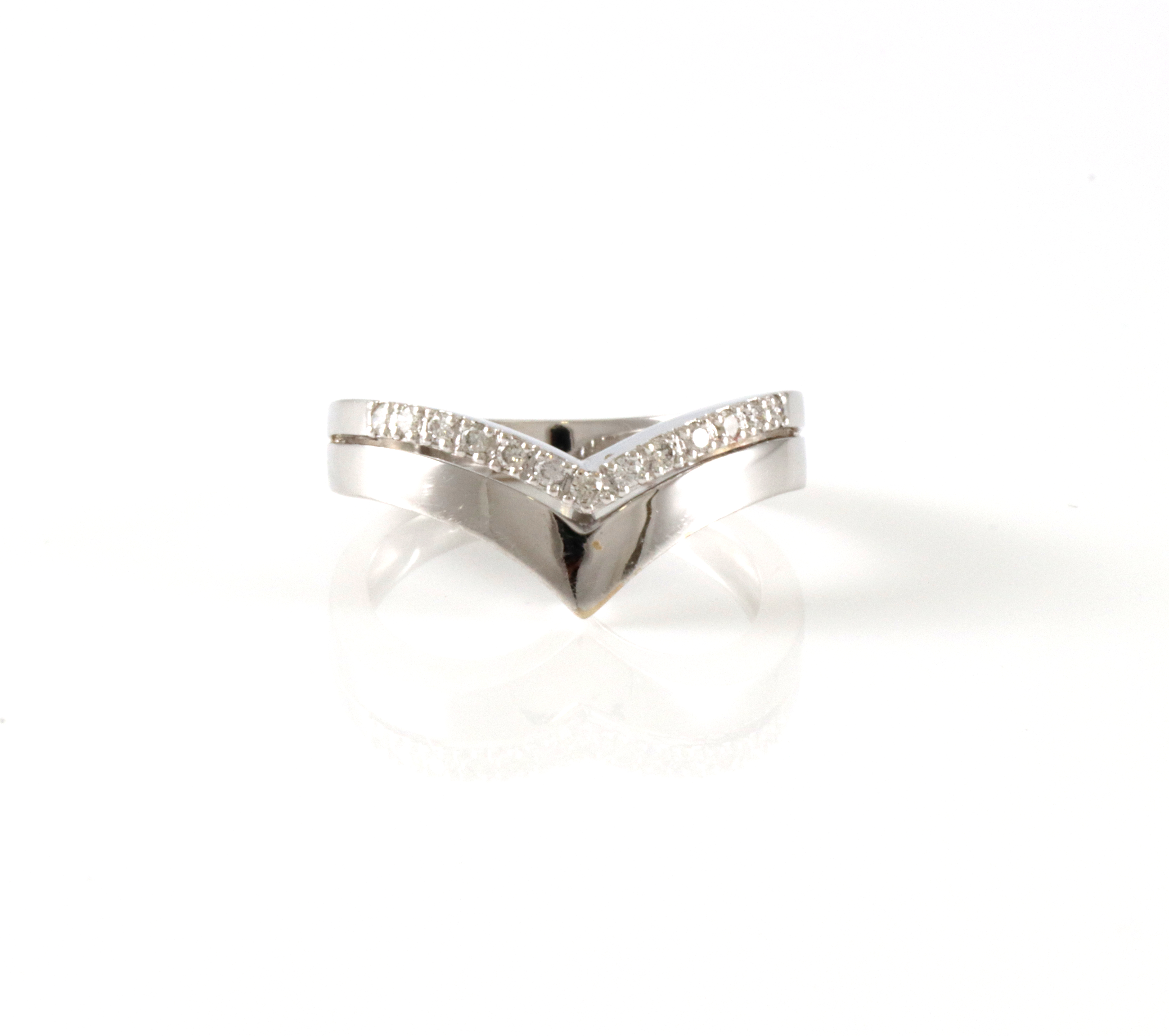 V-formet ring med små diamanter