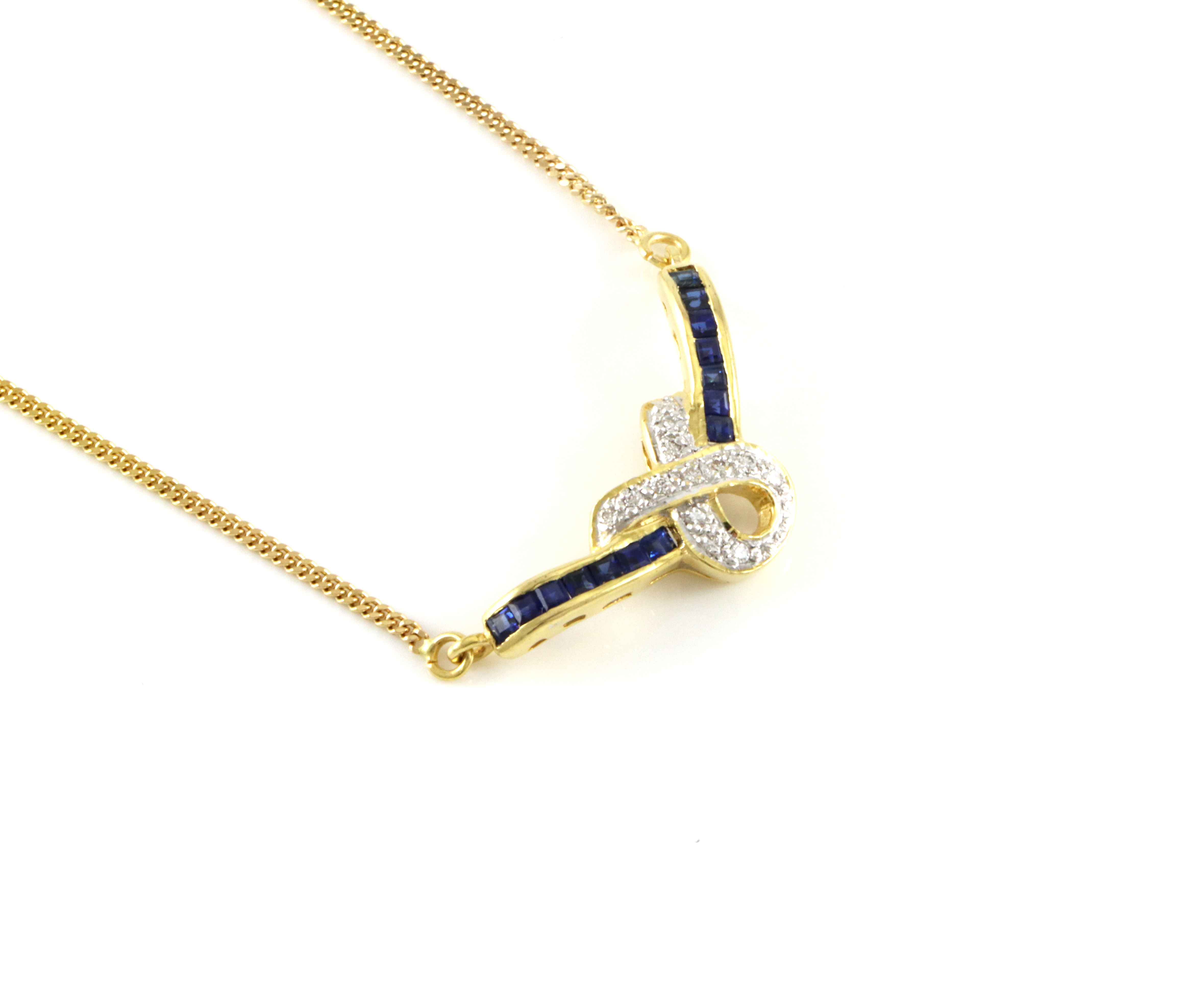 Pent collier med safirer og små diamanter. 42 cm