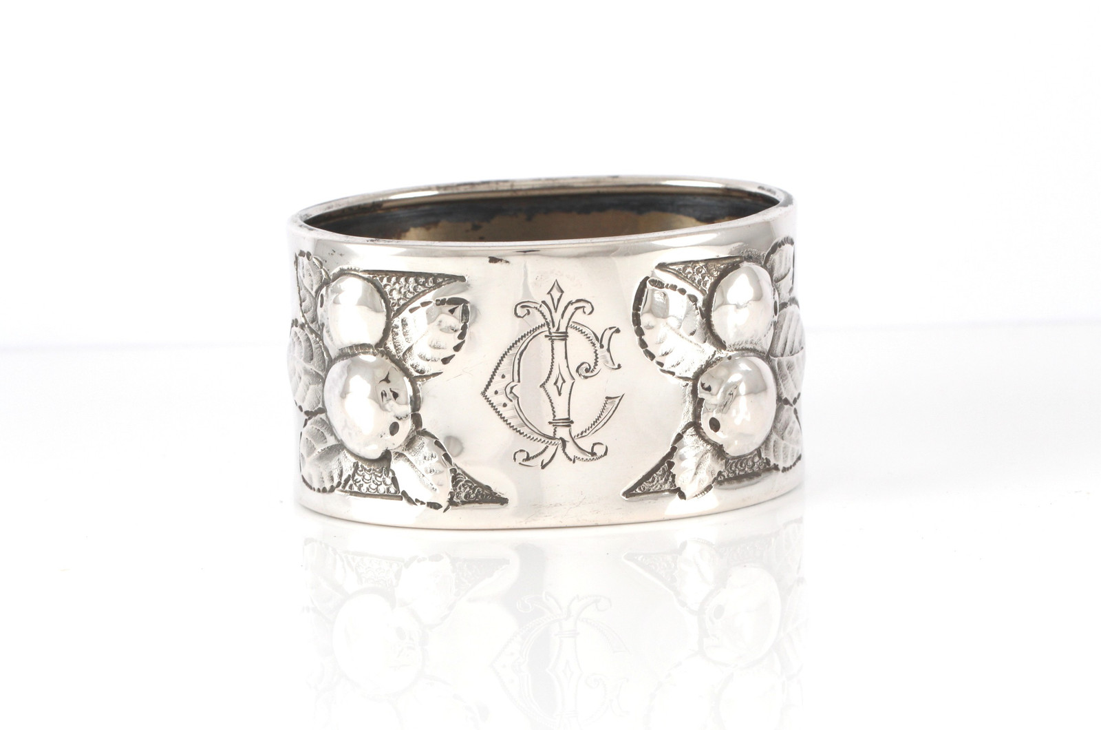 Graverte serviettringer i sølv