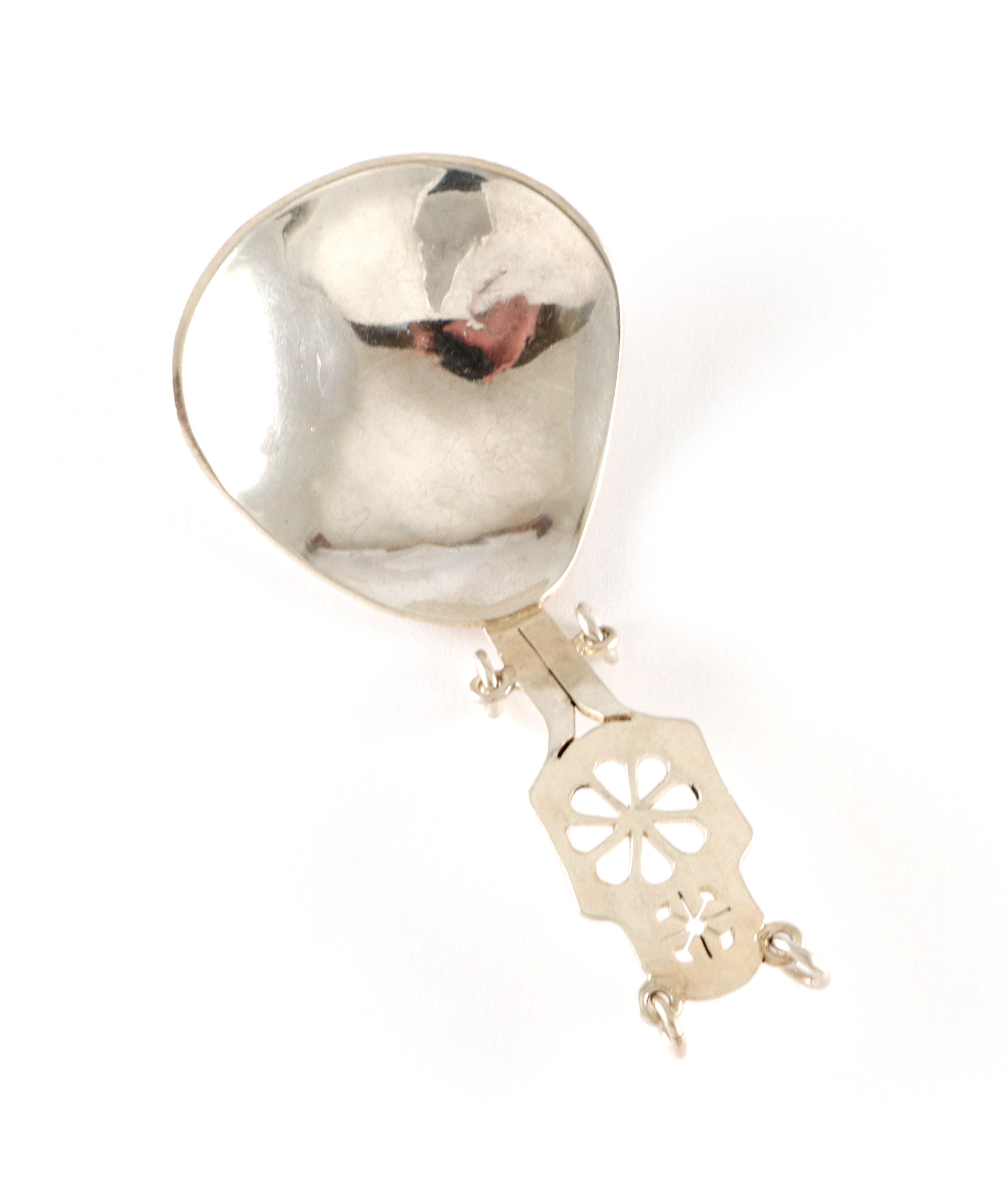 Samiskinpirert skje i sølv, produsert av Juhls.