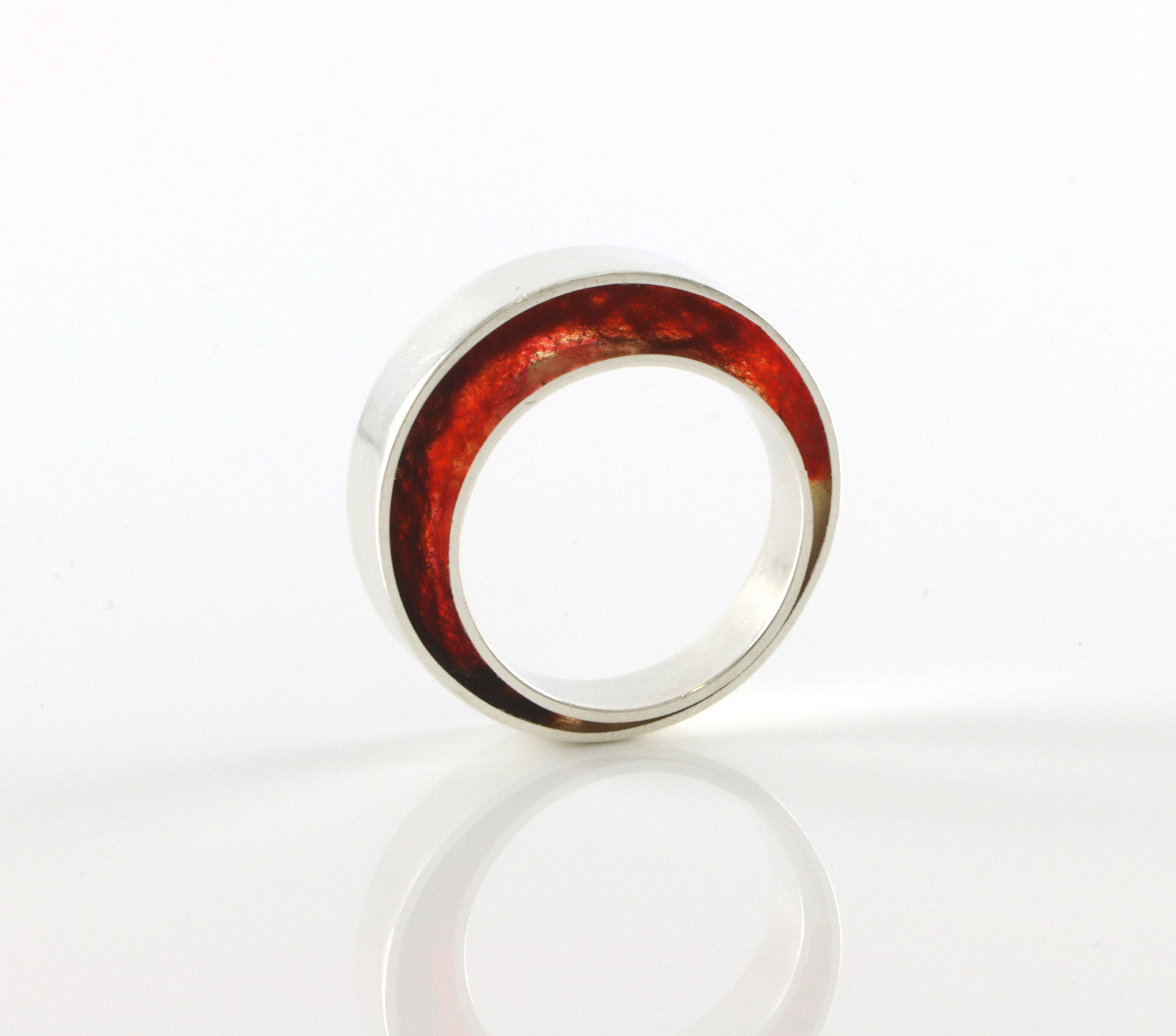 Sølvring med innlagt plast (?)