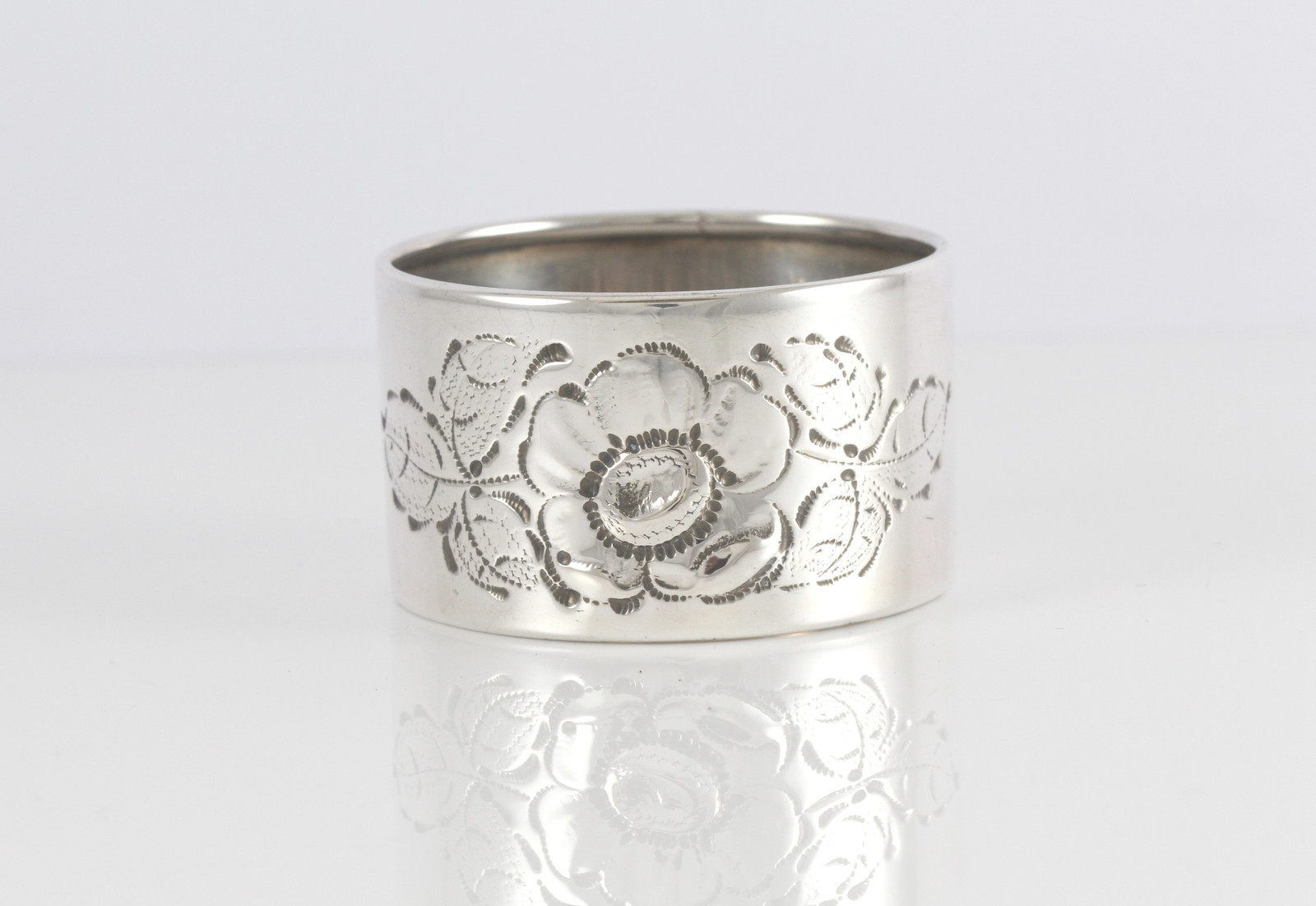 Graverte serviettringer i sølv