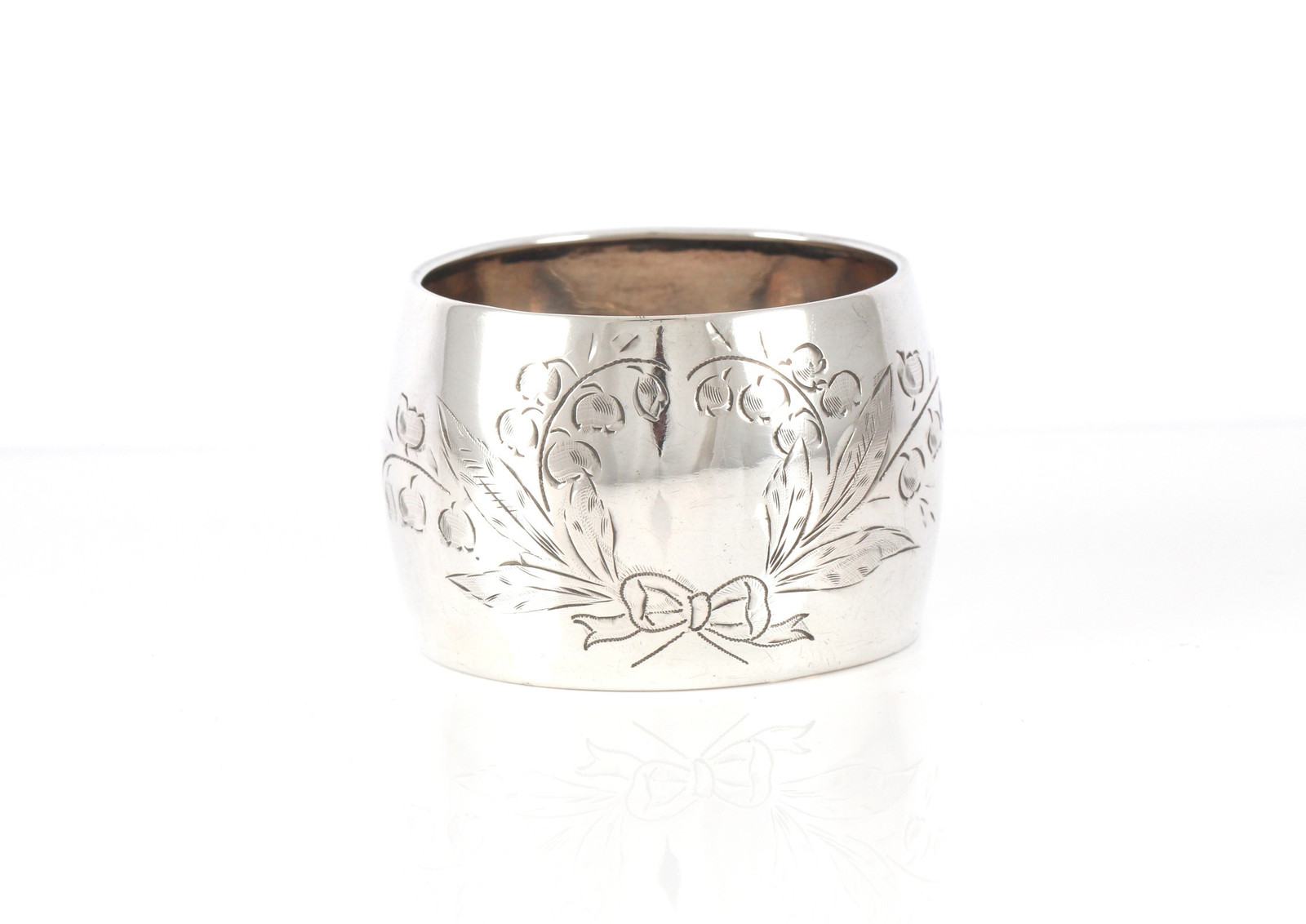 Graverte serviettringer i sølv