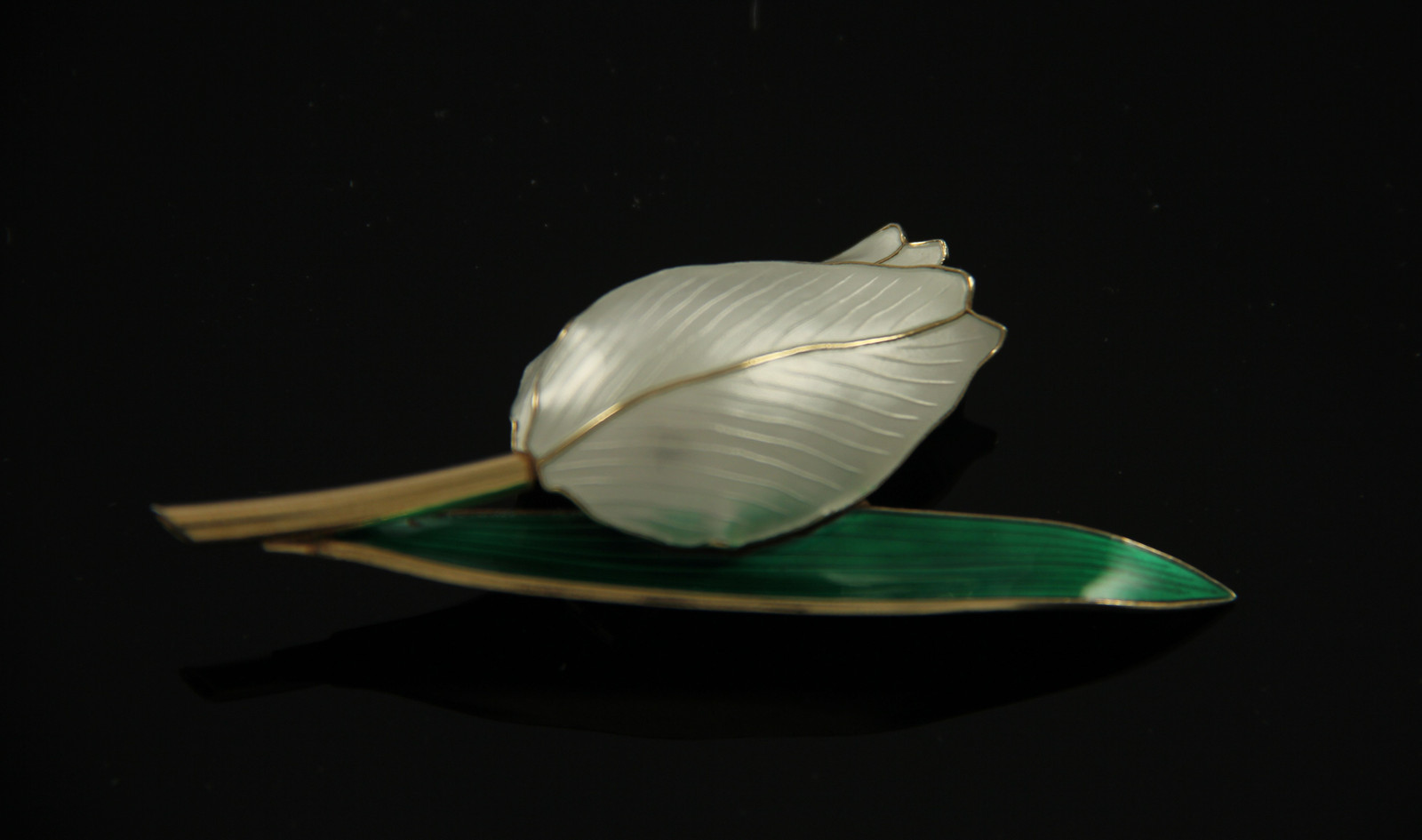 Emaljert brosje i sølv