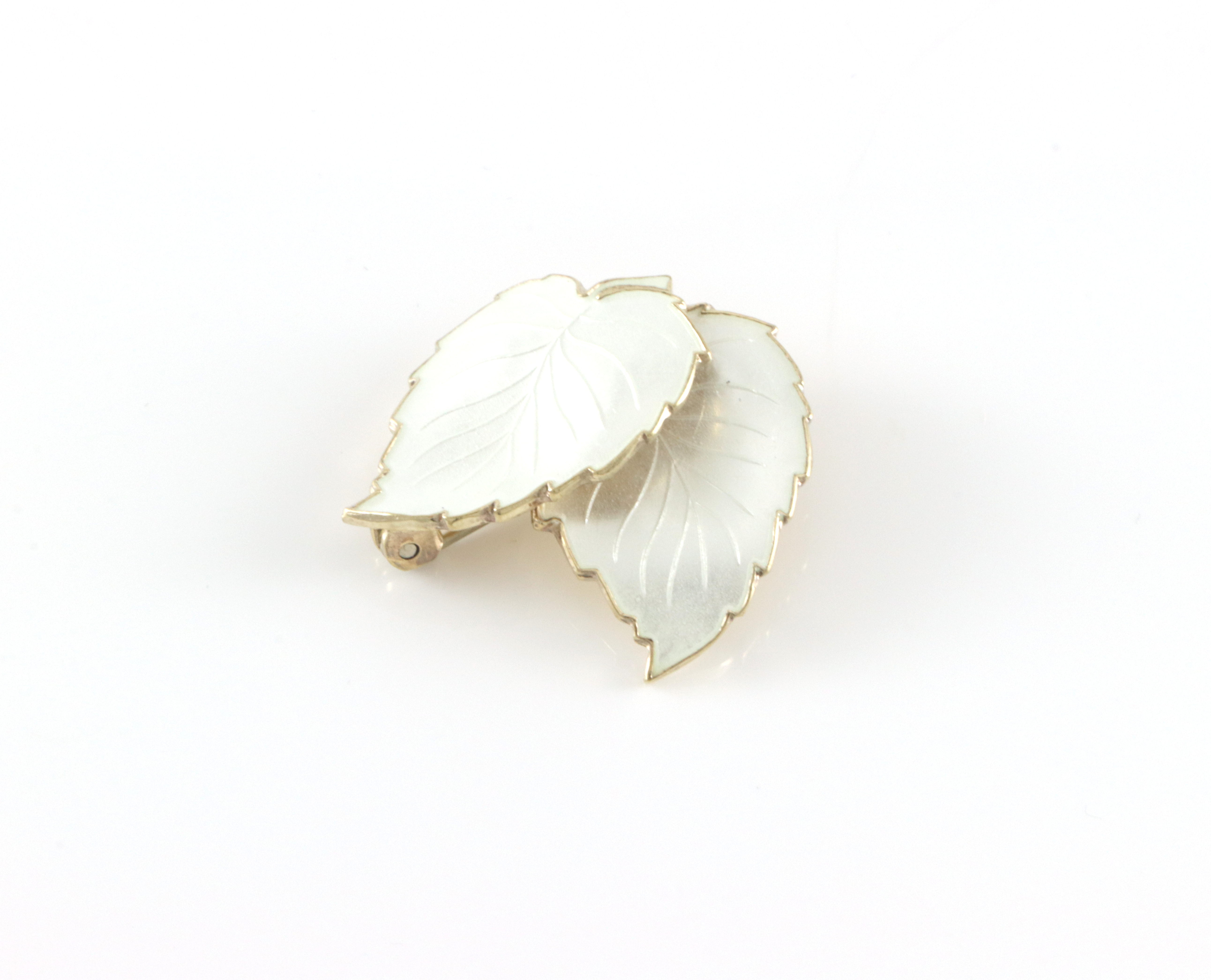 Emaljert brosje i sølv