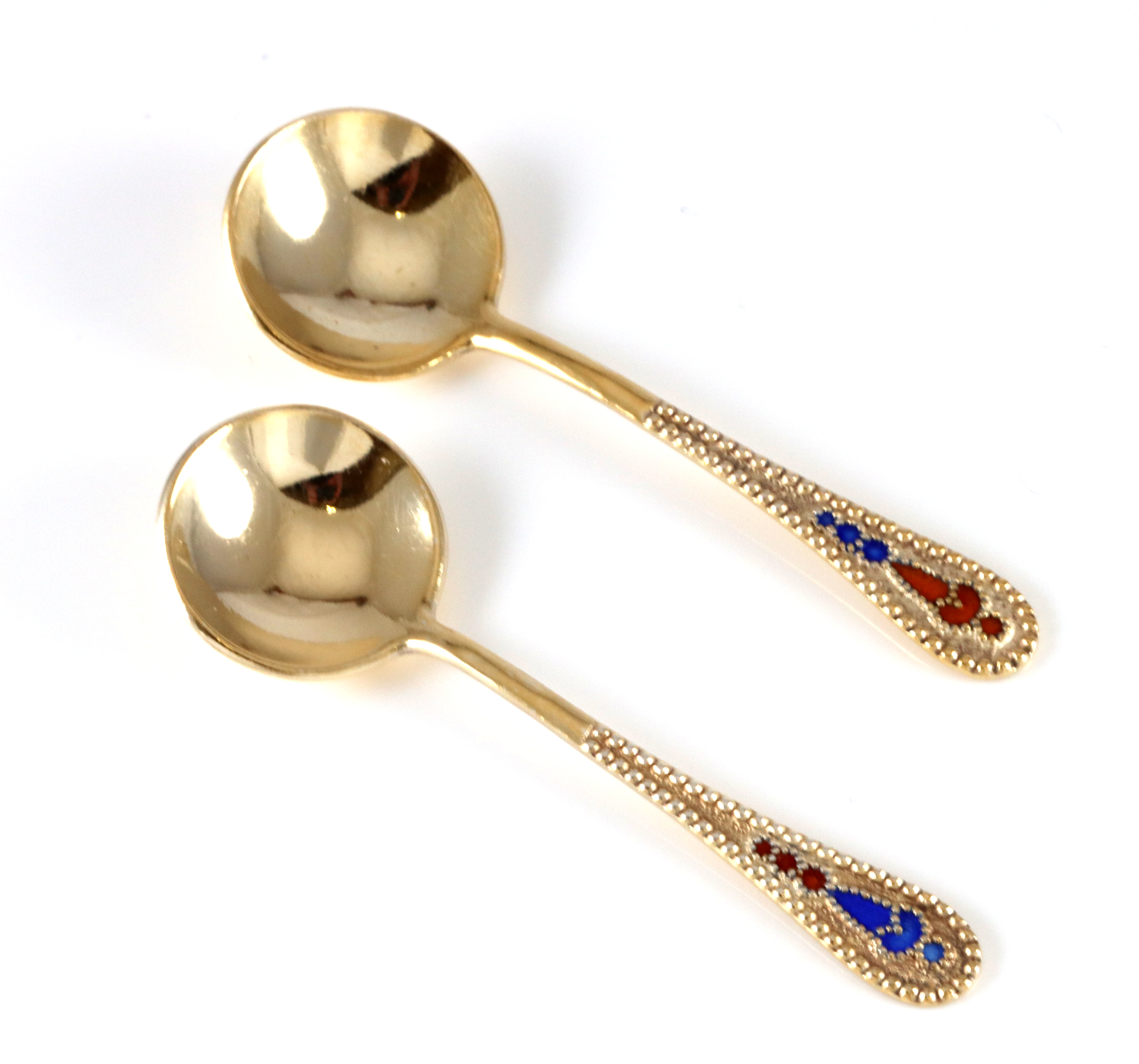 Emaljerte saltskjeer i sølv