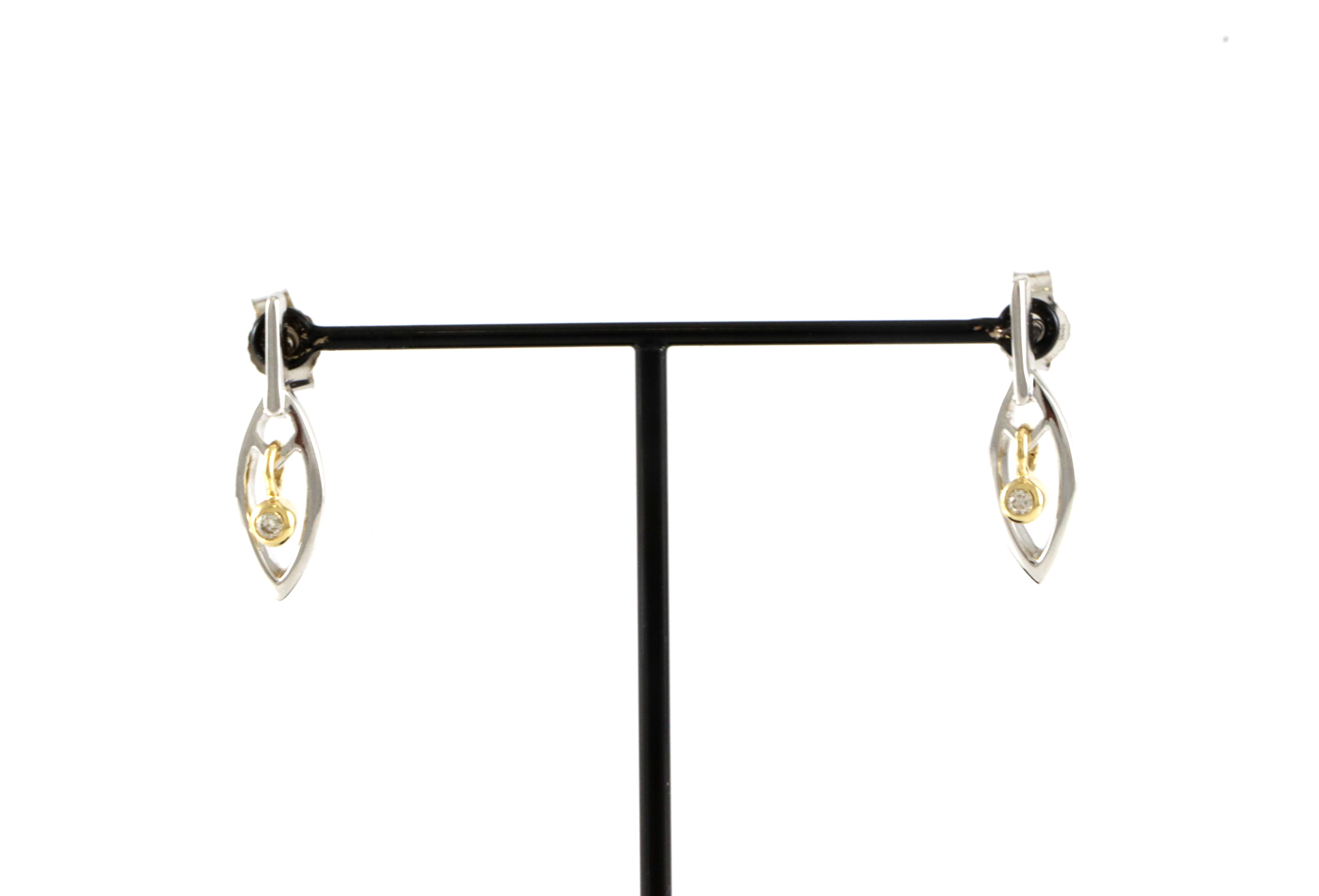 Moderne øredobber med små diamanter