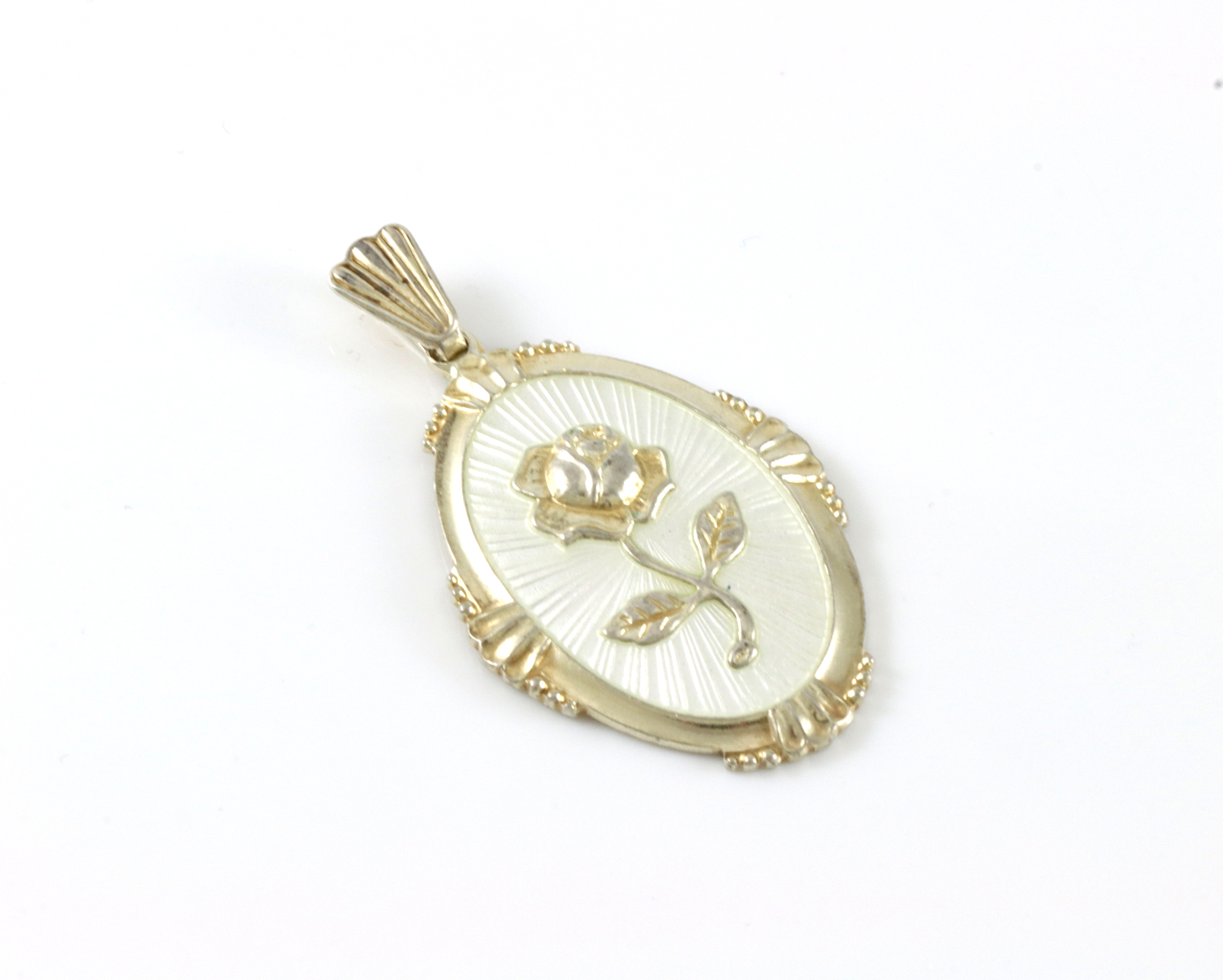 Emaljerte anheng i sølv