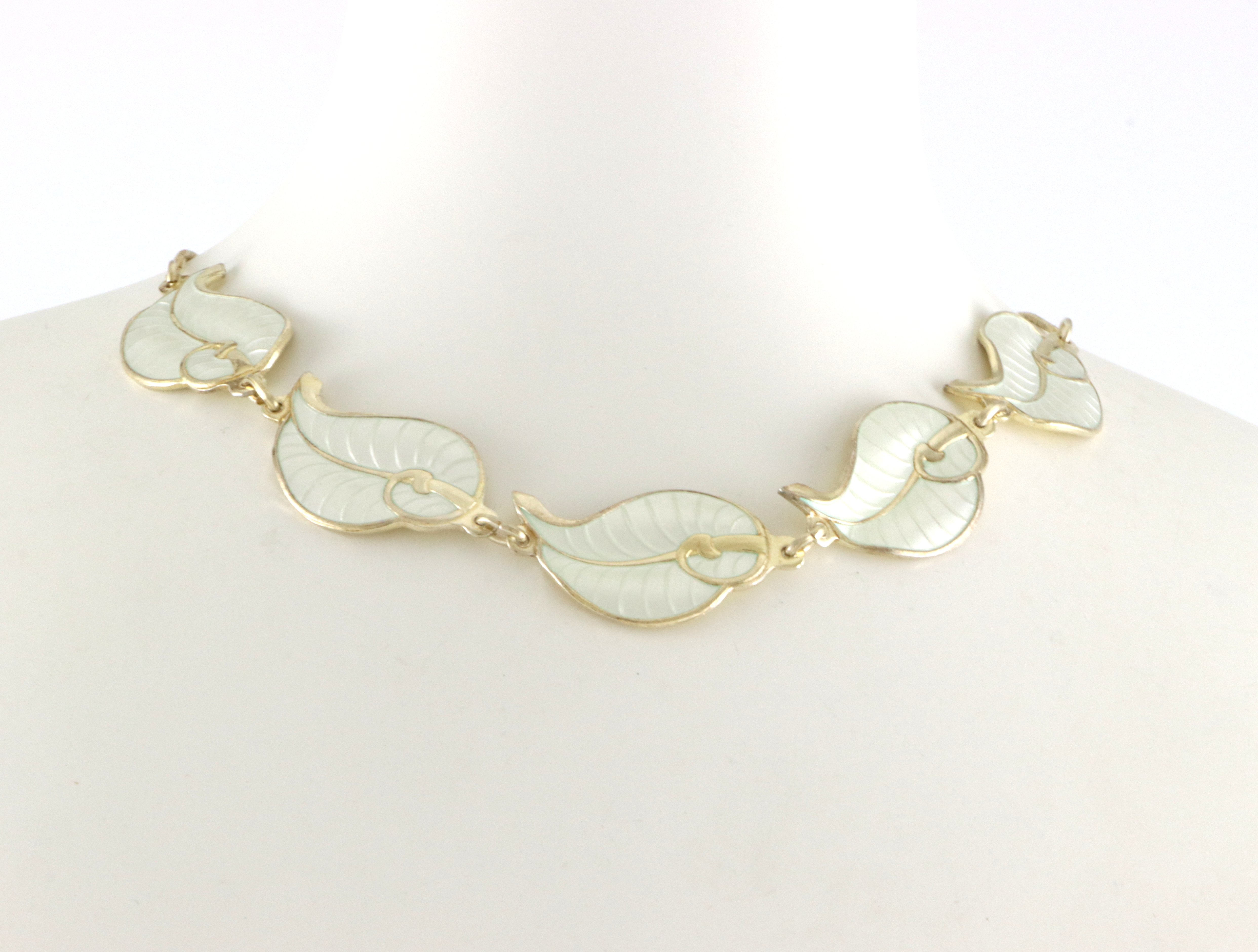 Emaljerte halskjeder i sølv