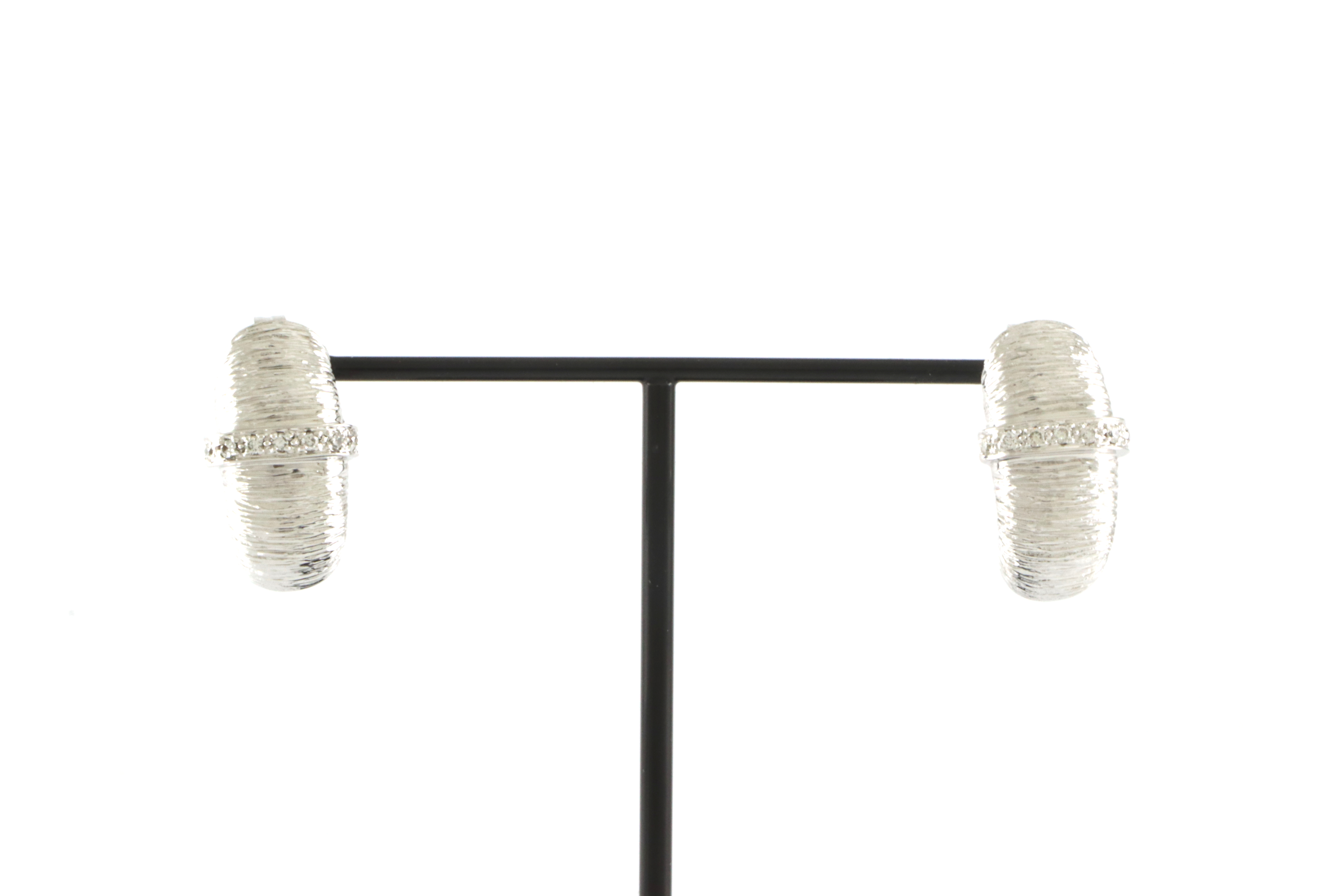 Lekre halvringer med små diamanter fra Mestergull