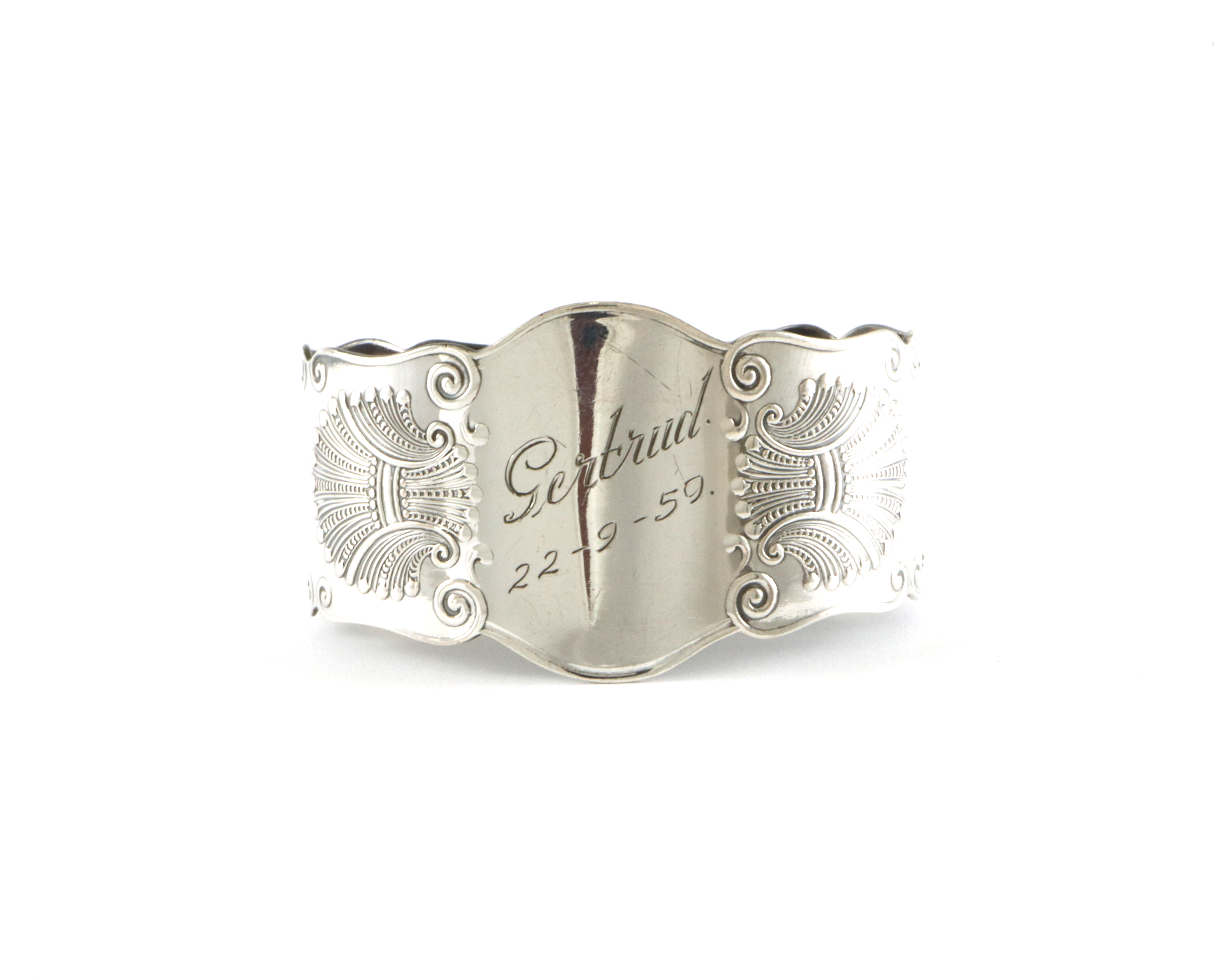 Graverte serviettringer i sølv