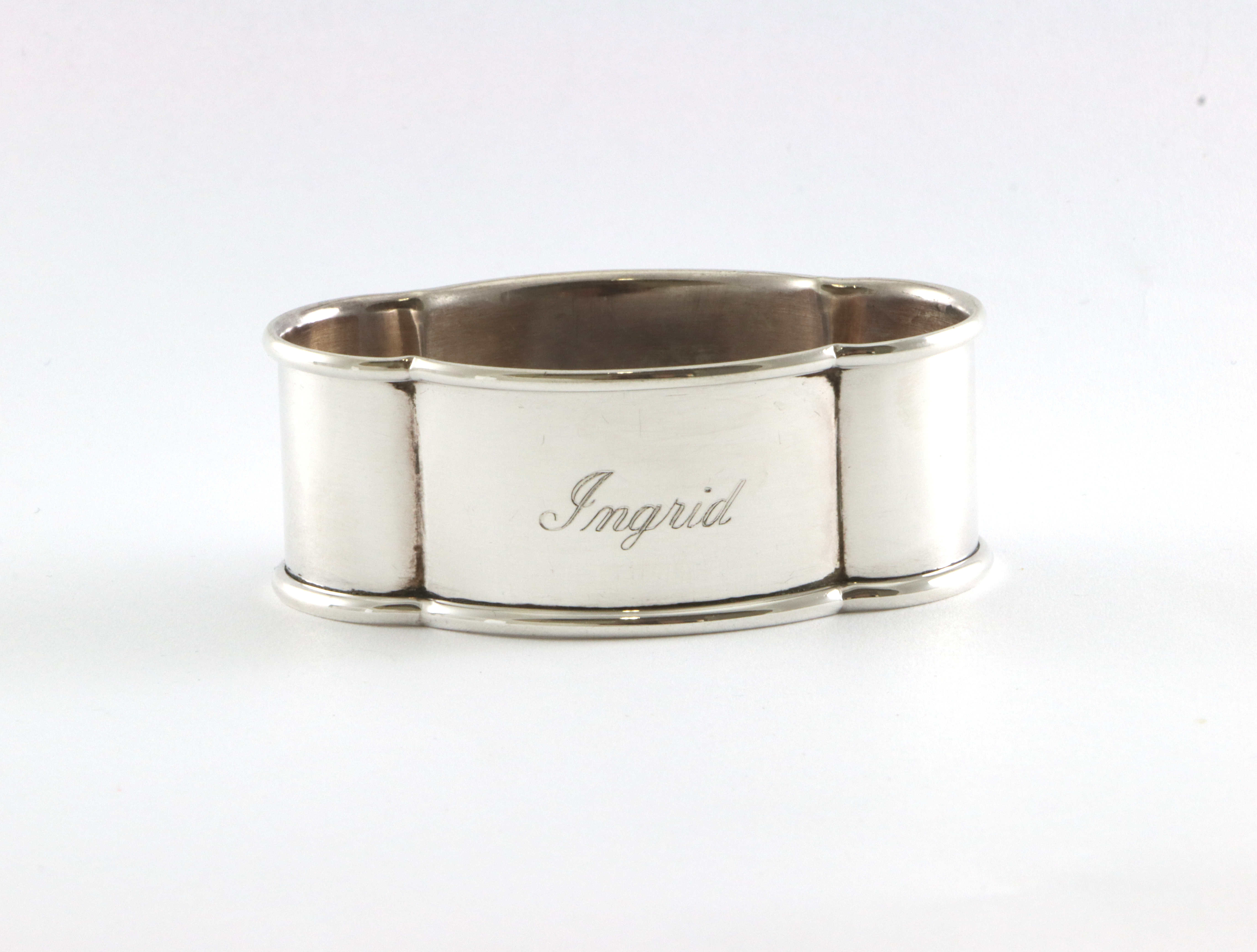 Graverte serviettringer i sølv