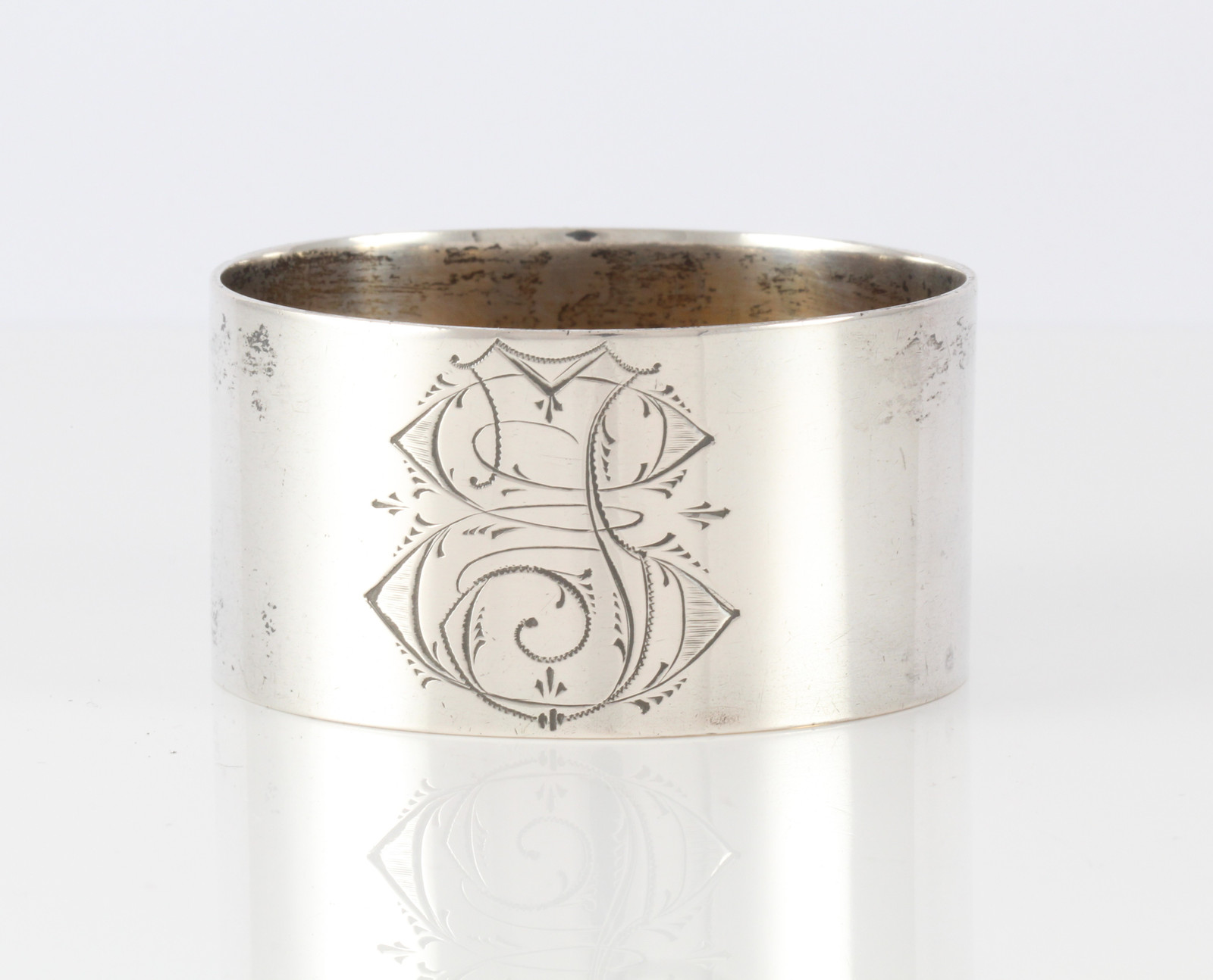 Graverte serviettringer i sølv