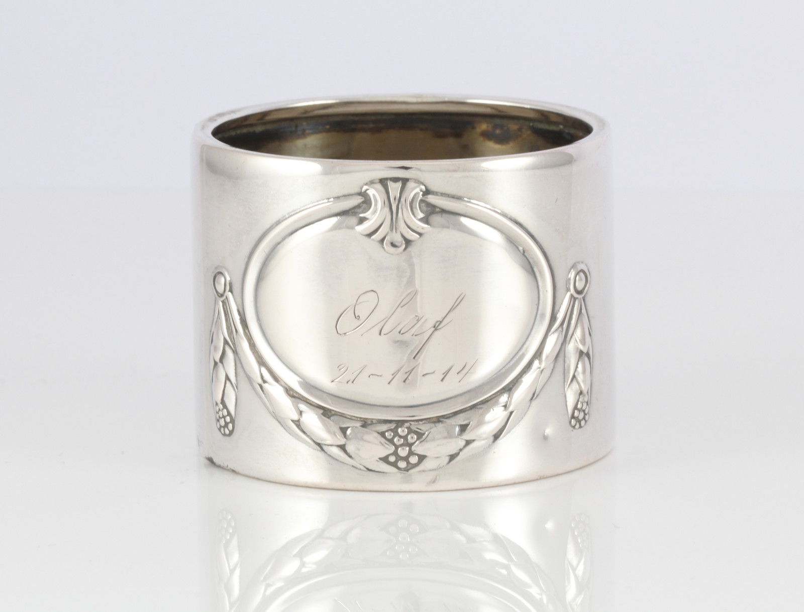 Graverte serviettringer i sølv