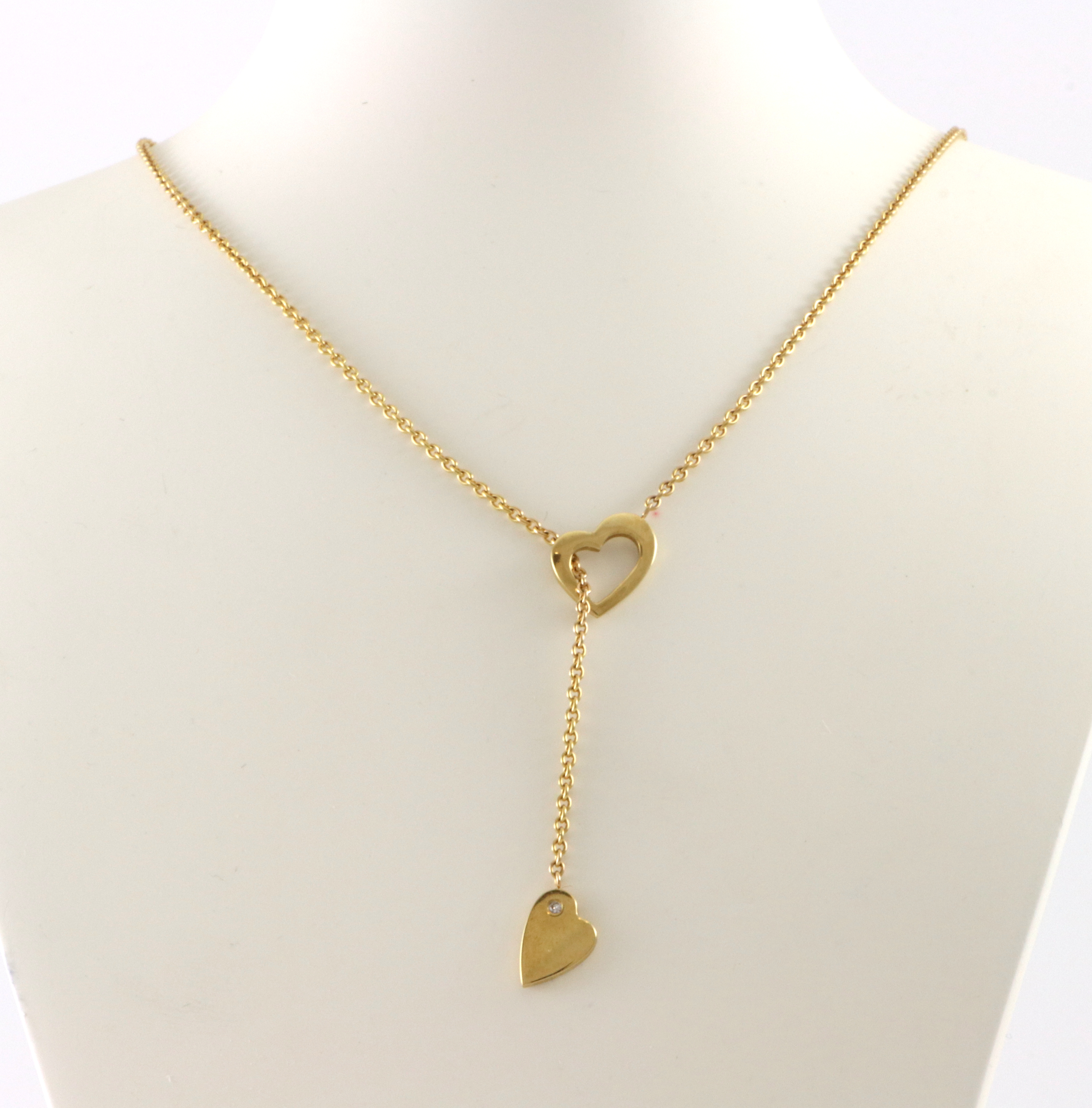 Moderne lenke med to hjerter. Et med liten diamant