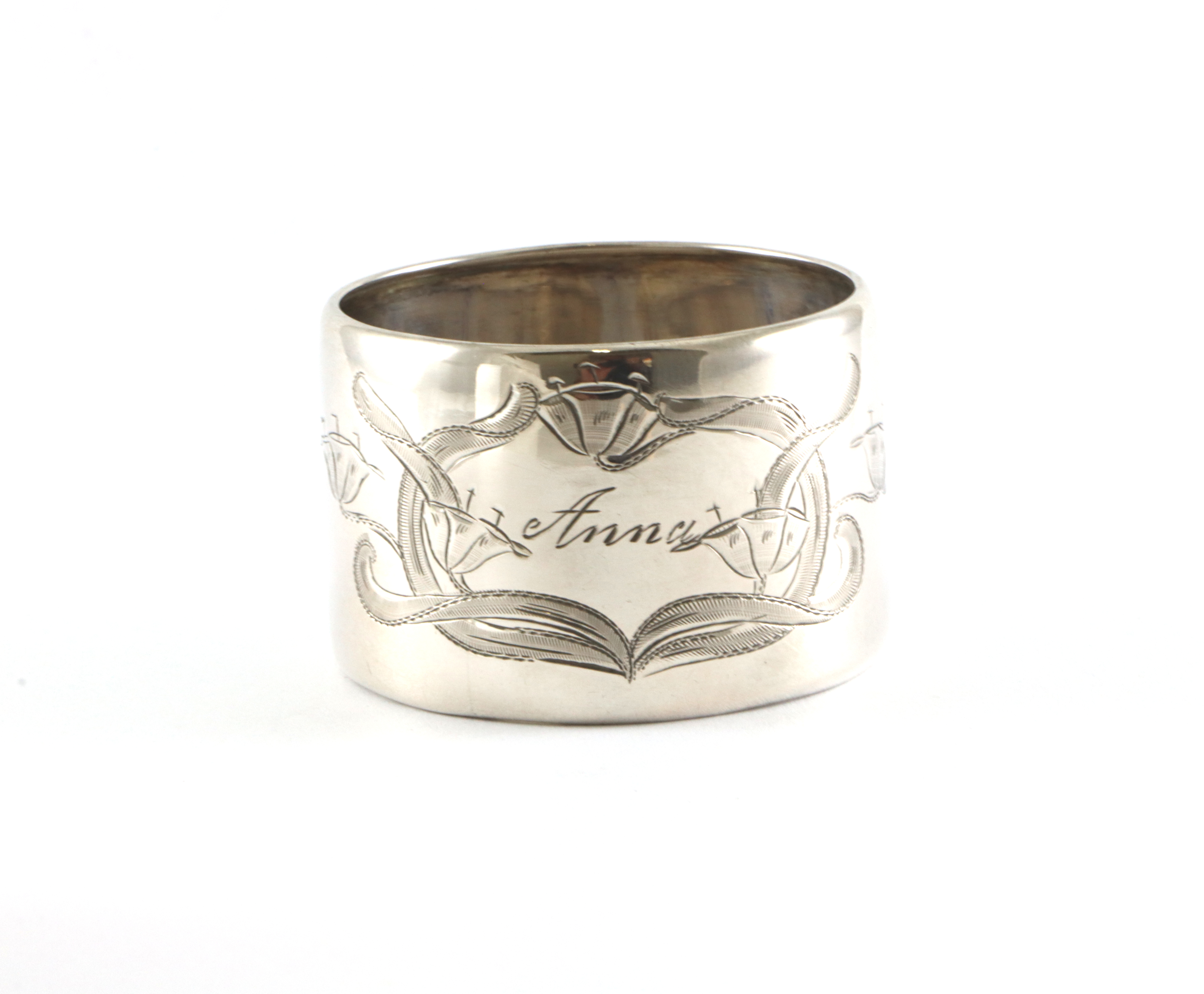 Graverte serviettringer i sølv