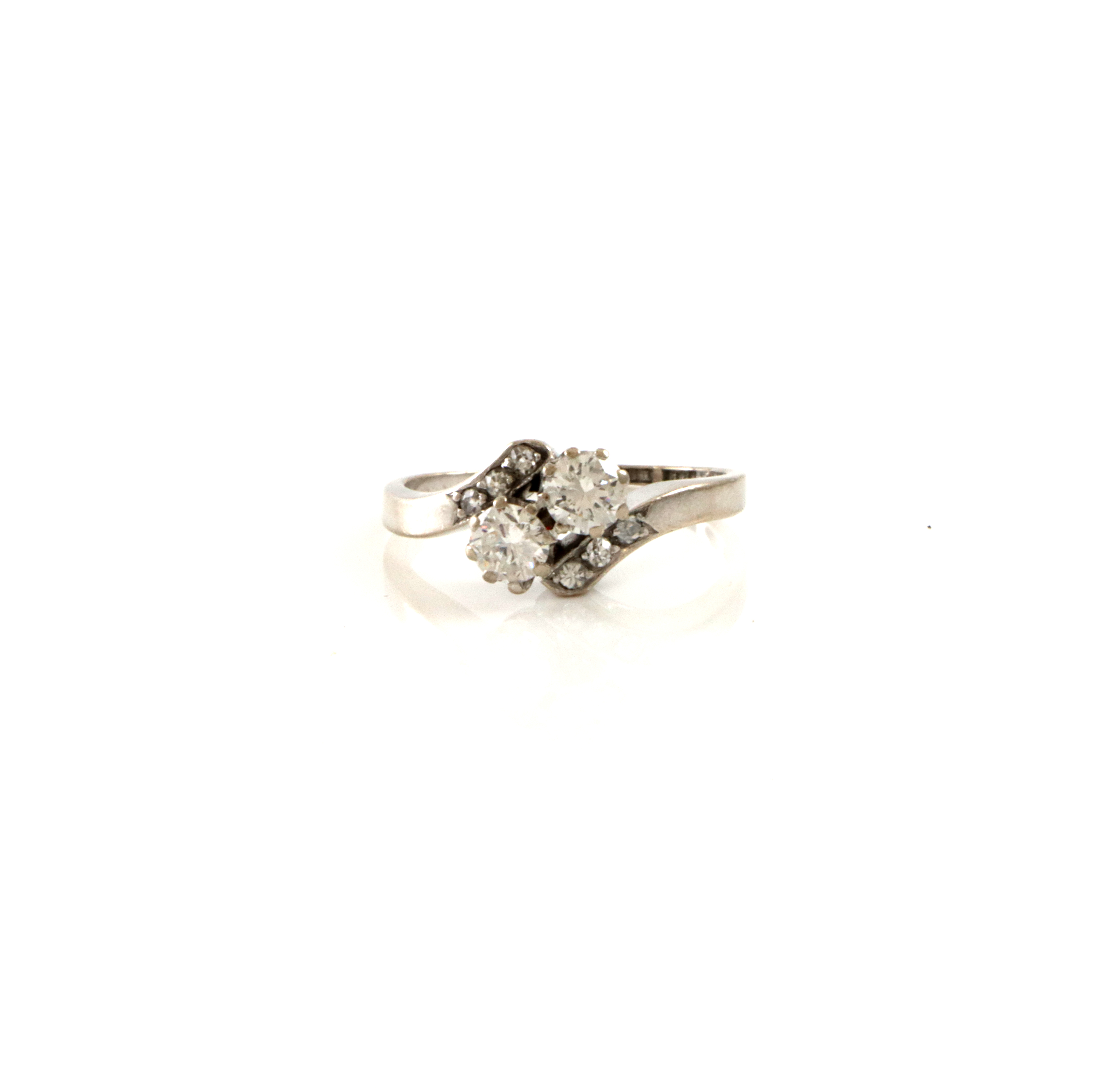 Pen eldre ring med diamanter på tot 0,60 ct. 1954