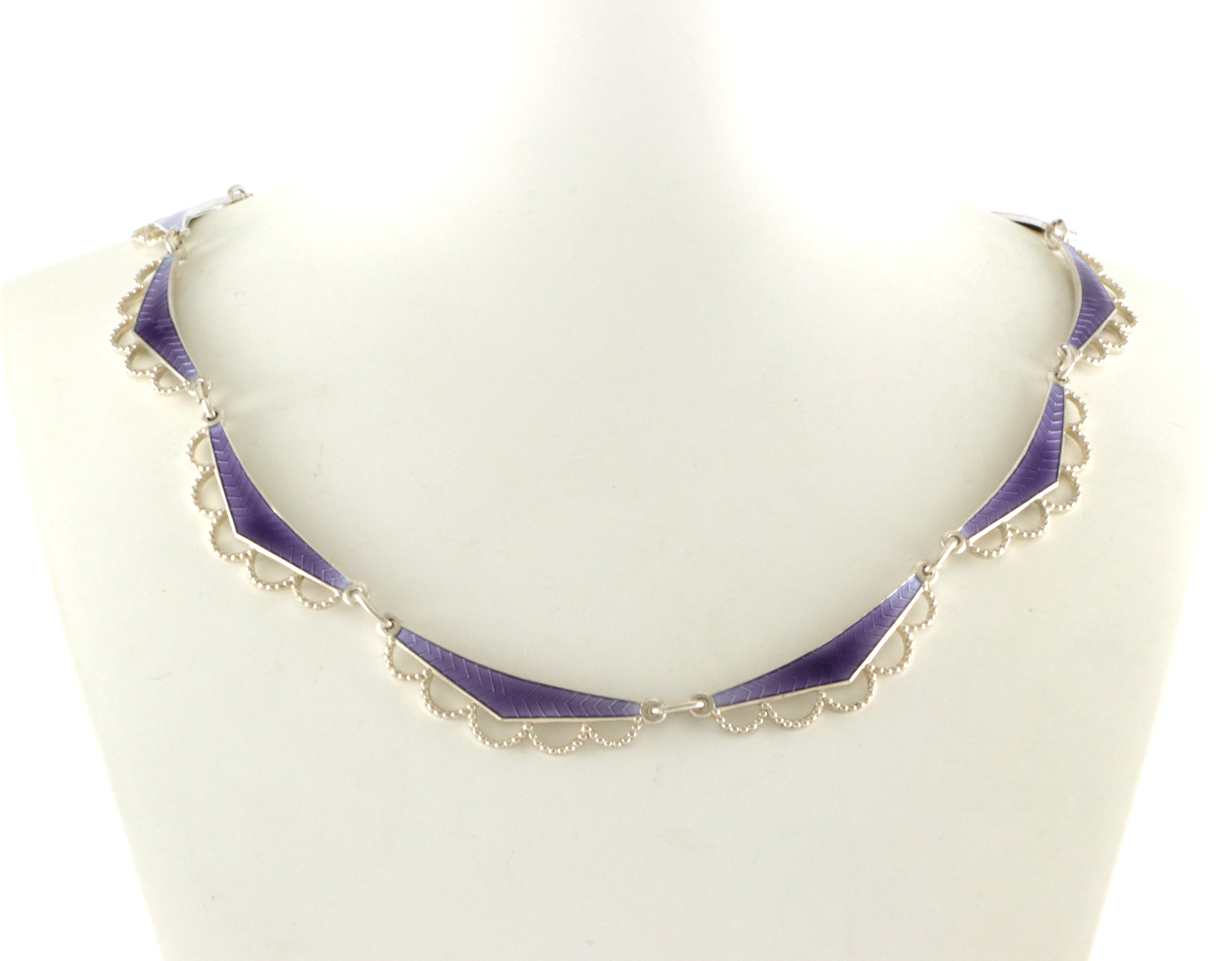 Emaljerte halskjeder i sølv