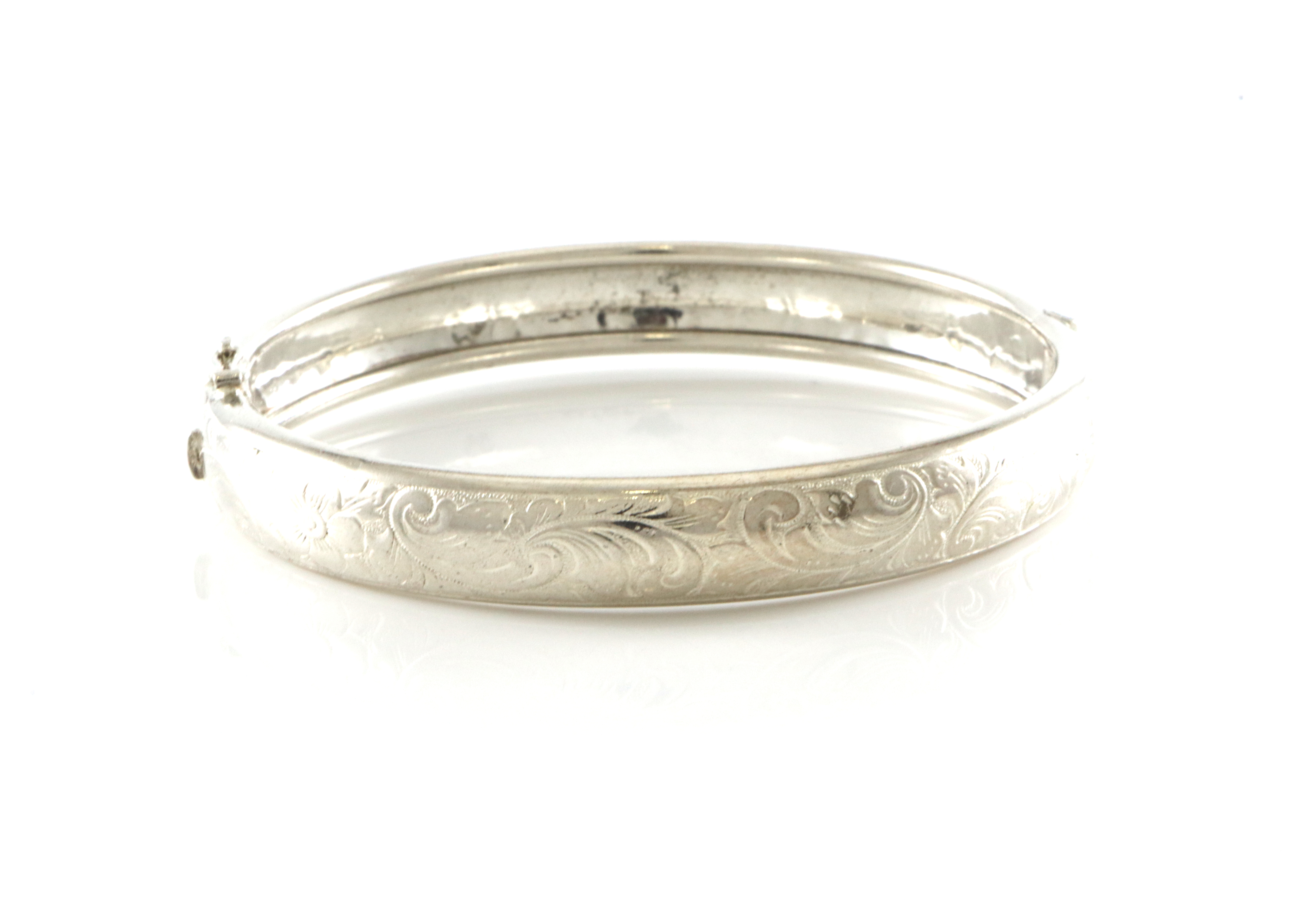 Armring i sølv med gravert mønster