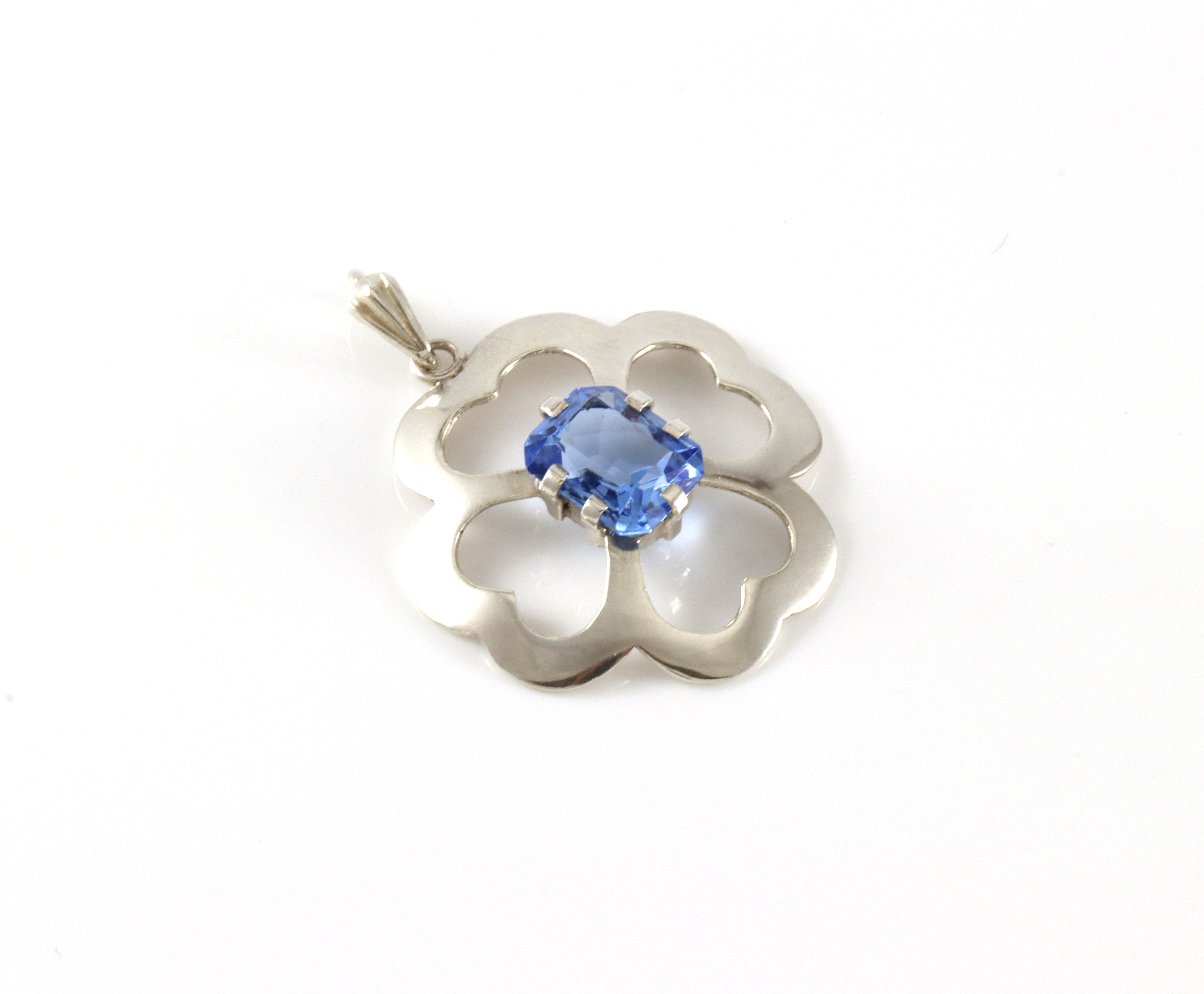 Anheng i sølv med blå stein.