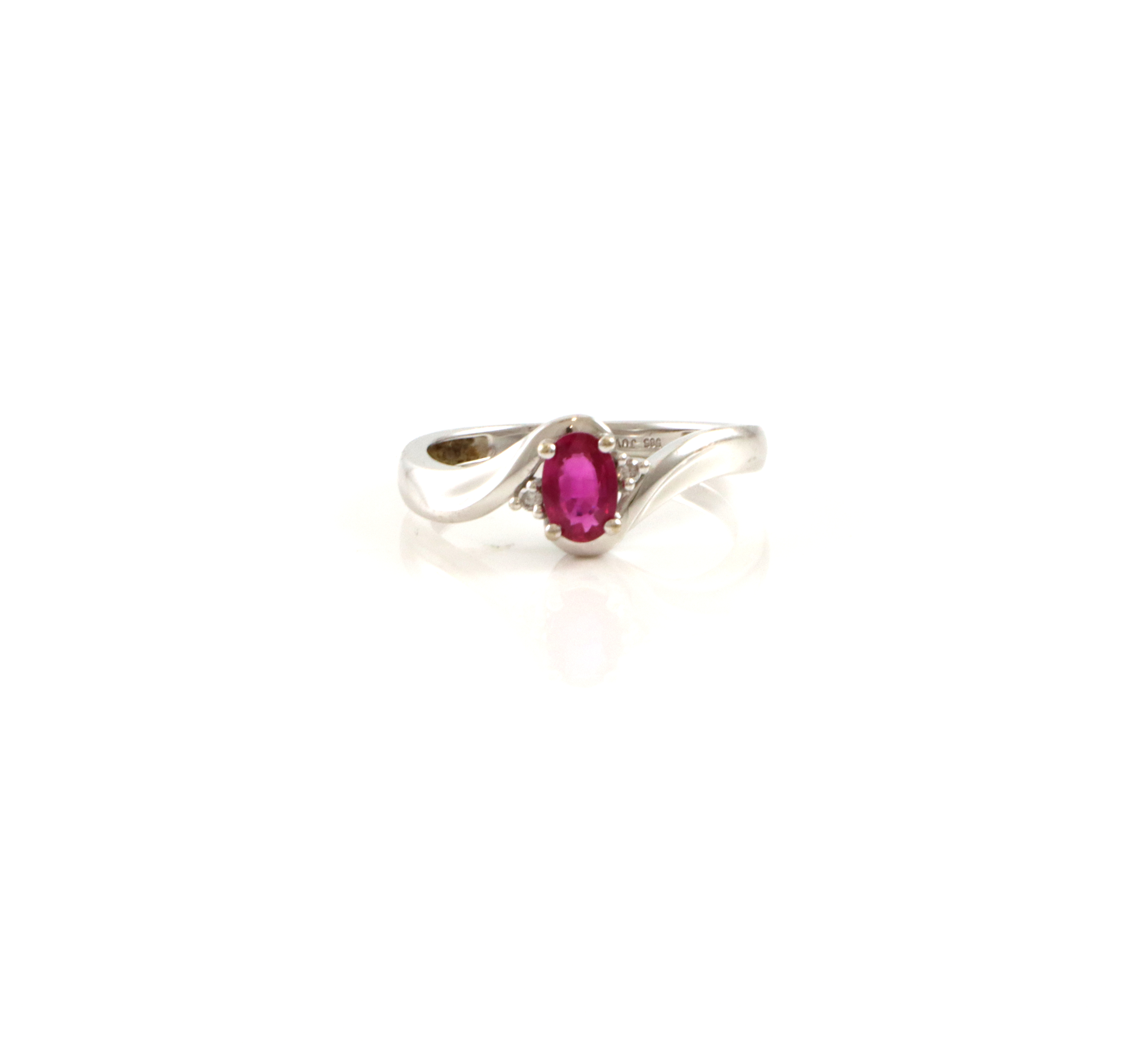 Nydelig ring med rubin og små diamanter
